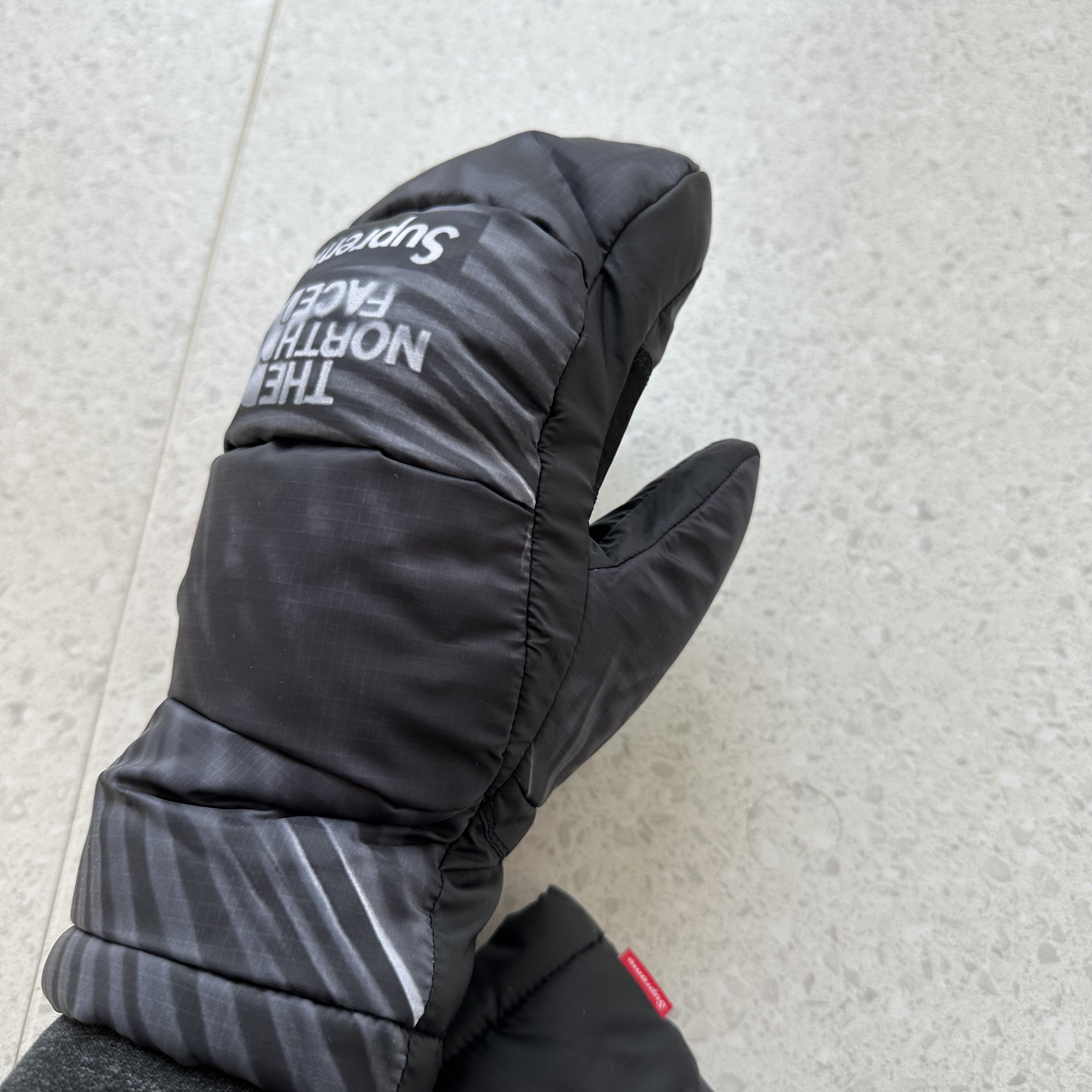 Supreme x The North Face Trompe L'oeil Printed Montana Mitt Black - 23SS 착용 스타일 - 1