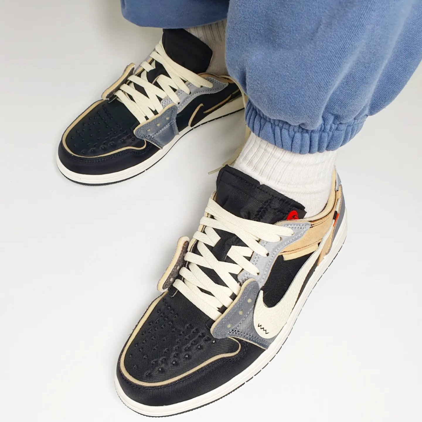 Jordan 1 Retro Low OG EX Black and Smoke Grey 착용 스타일 - 3