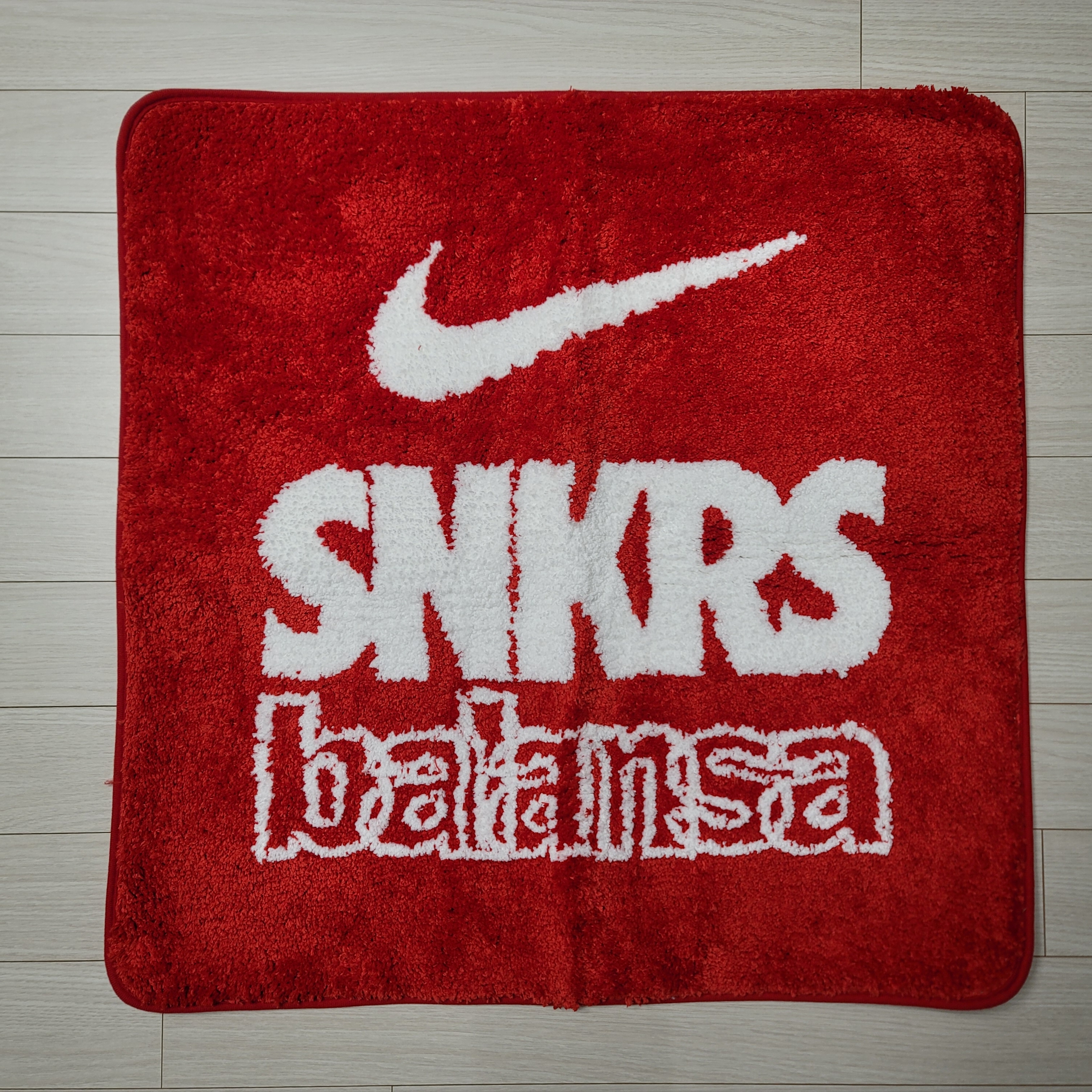 Nike x Balansa SNKRS Rug Mat Black, Nike x Balansa SNKRS Rug Mat Red 착용 스타일 - 2