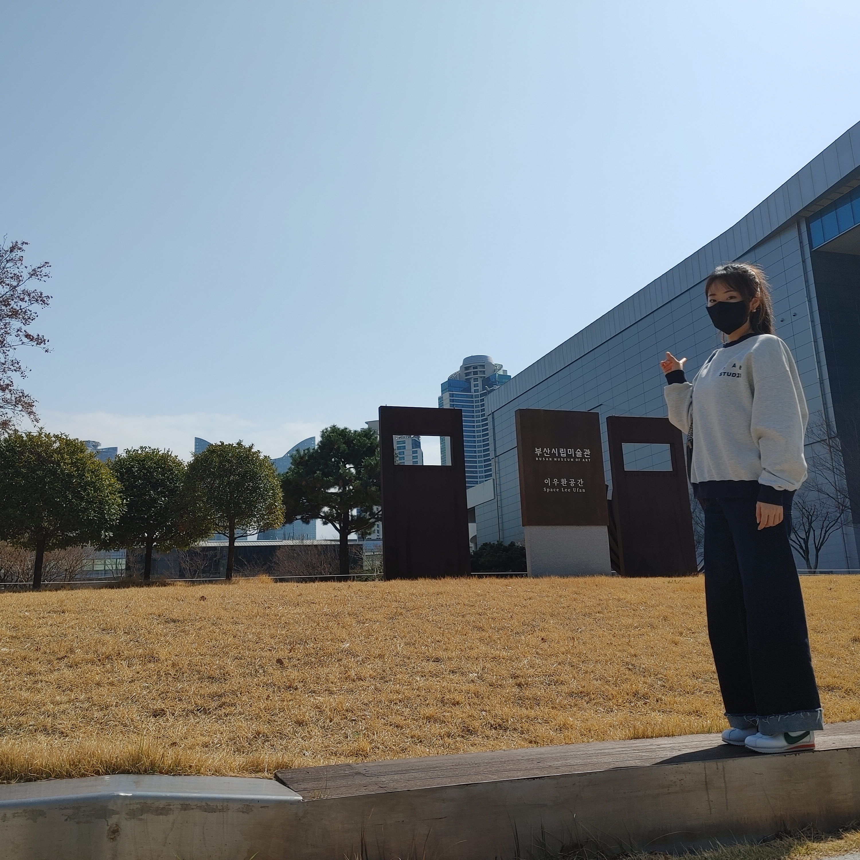 IAB Studio Sweatshirt Oatmeal Navy 착용 스타일