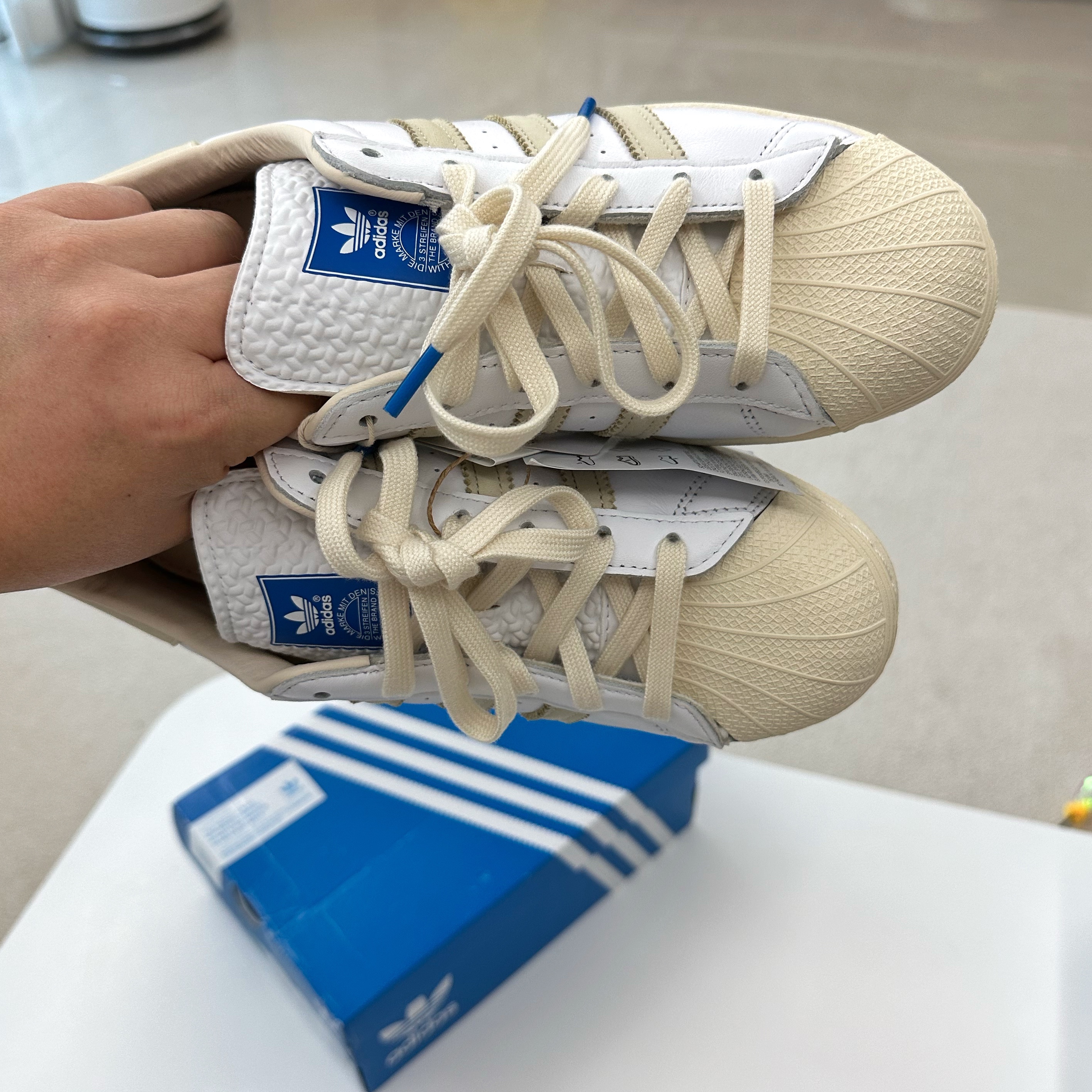 Adidas Superstar Cream White Blue Bird 착용 스타일