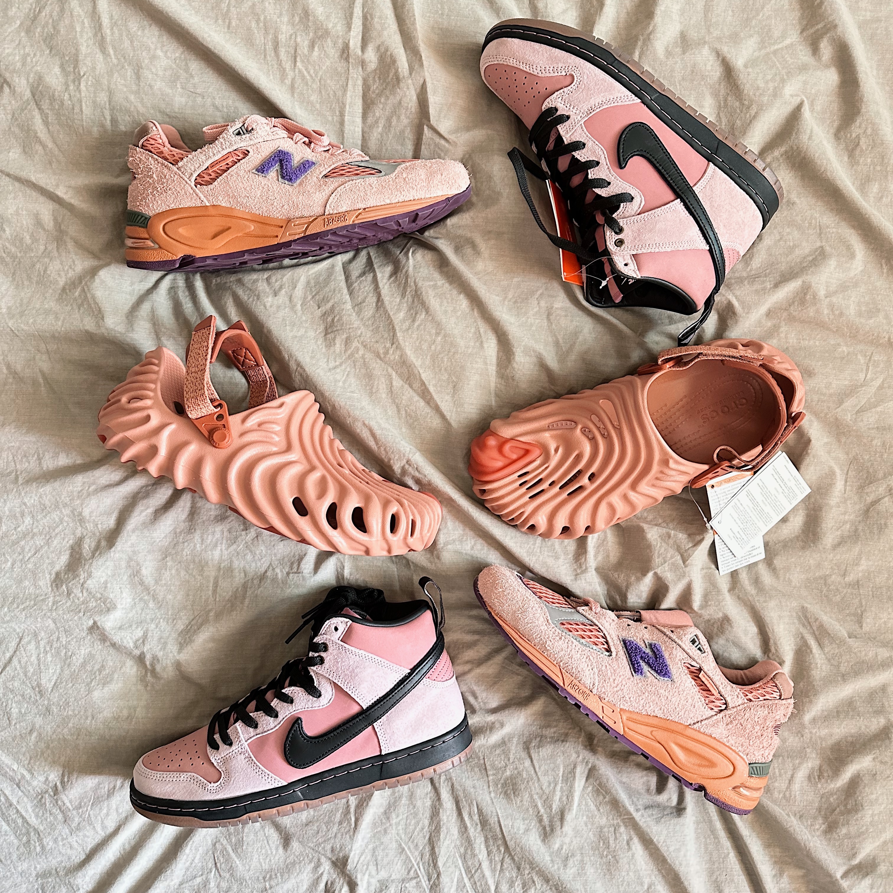 Nike x KCDC SB Dunk High Pro QS Elemental Pink, New Balance x Salehe Bembury 990v2 Made in USA Misty Rose 착용 스타일 - 1