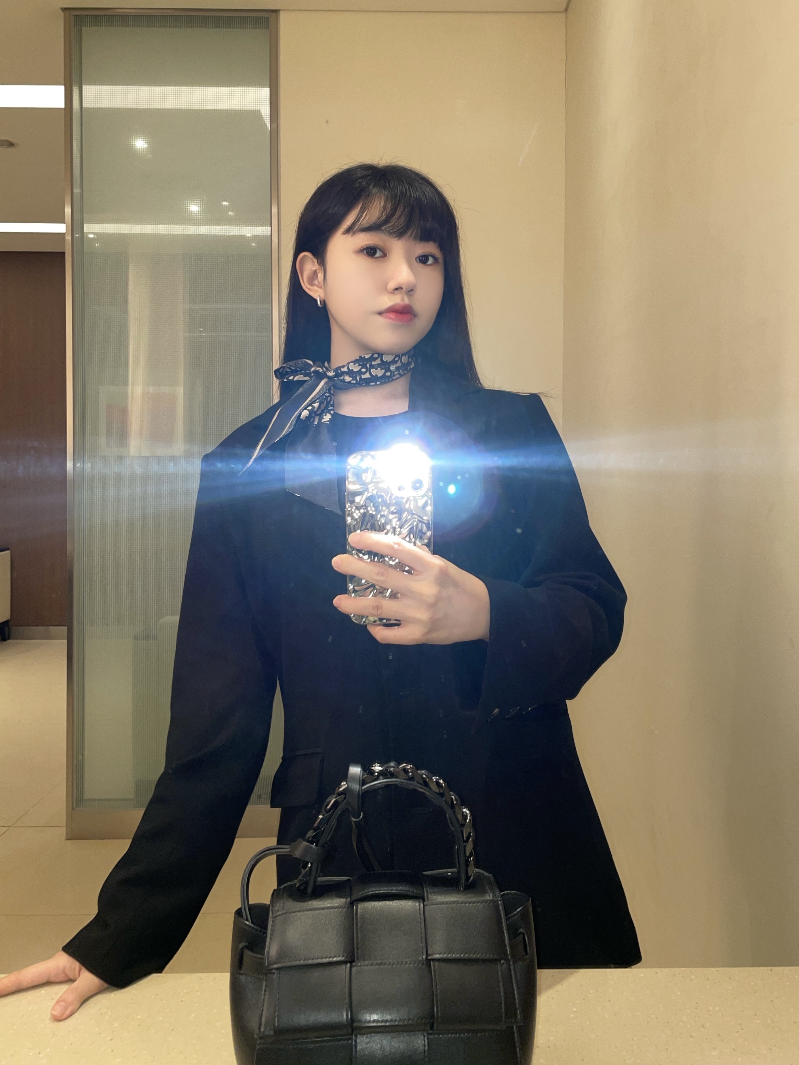 (W) Dior Oblique Mitzah Scarf Silk Twill Navy Blue 착용 스타일 - 1