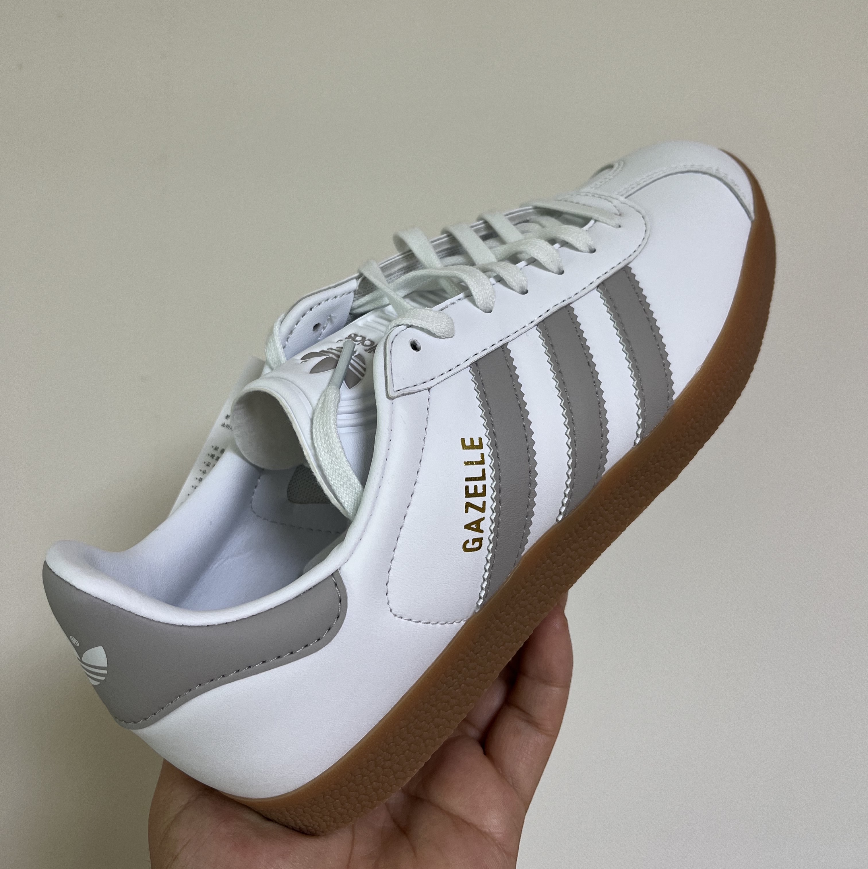 Adidas Gazelle White Grey 착용 스타일 - 2