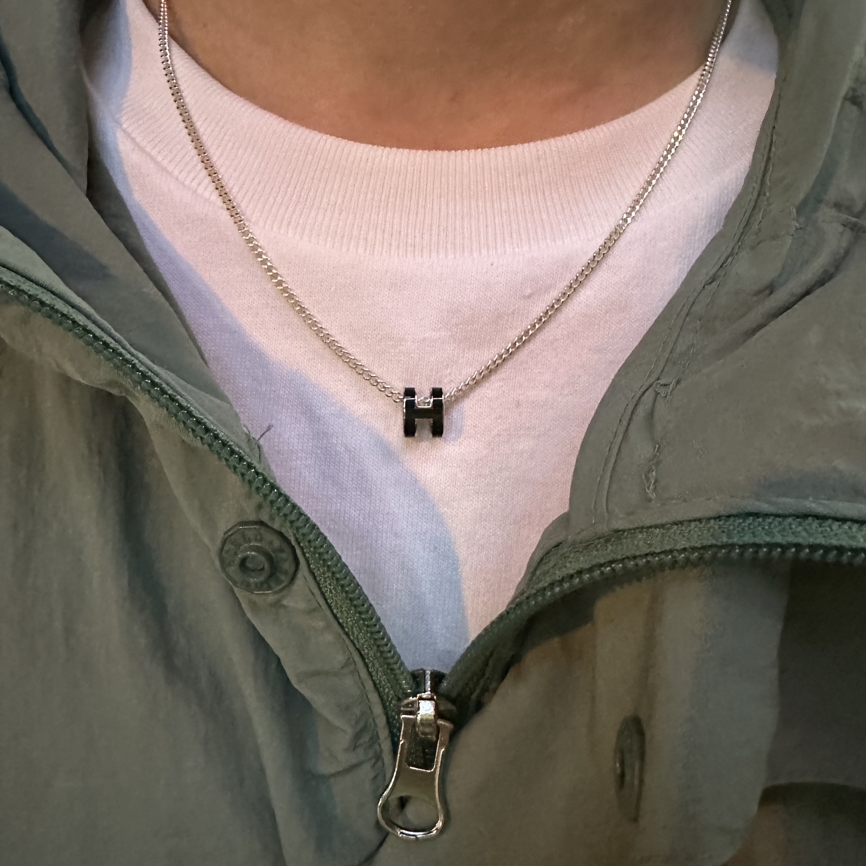 (W) Hermes Mini Pop H Pendant Palladium & Noir 착용 스타일