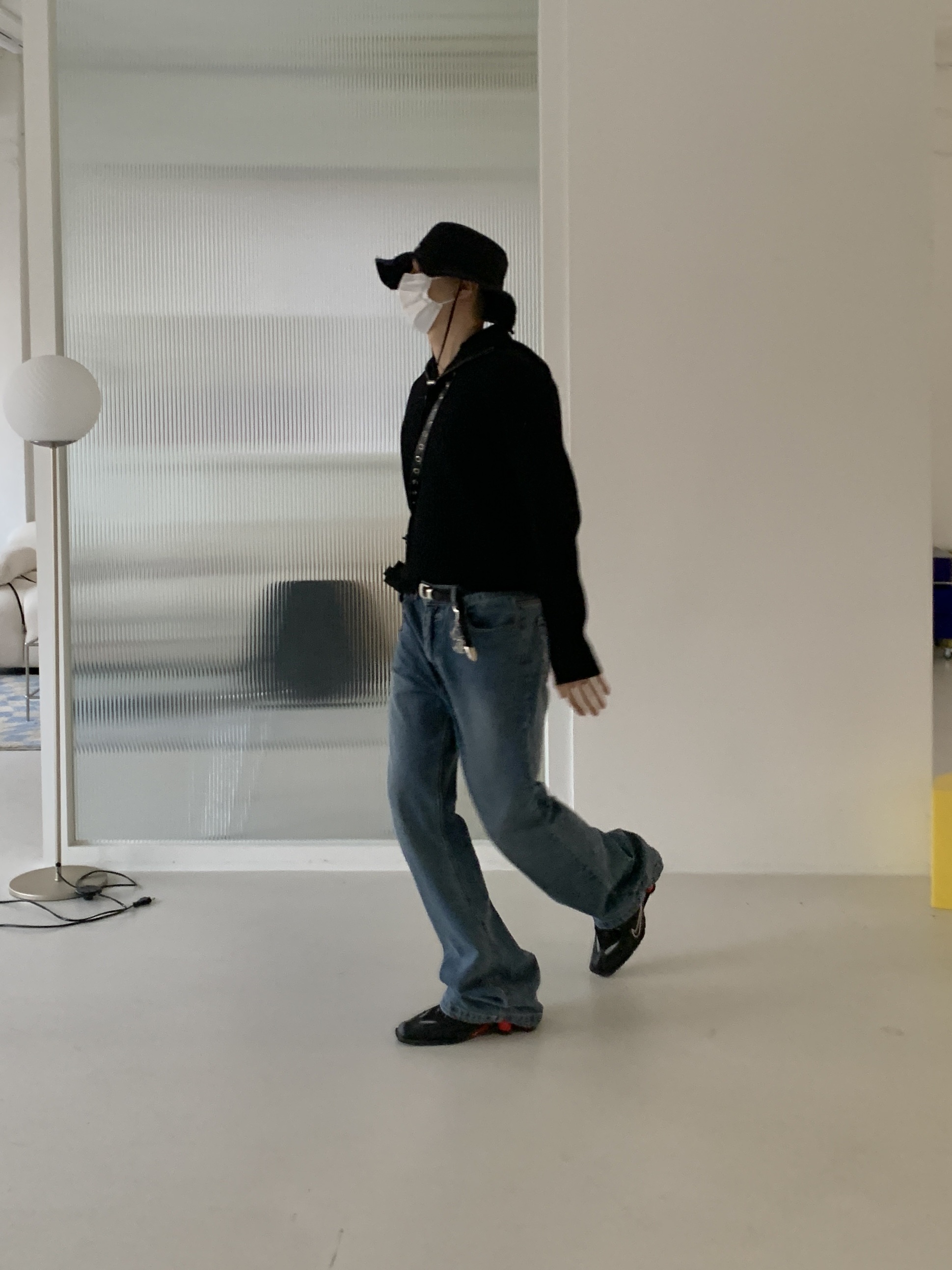 Jacquemus Le Bob Artichaut Bucket Hat Black, Nike x Martine Rose Shox MR4 Black 착용 스타일 - 2