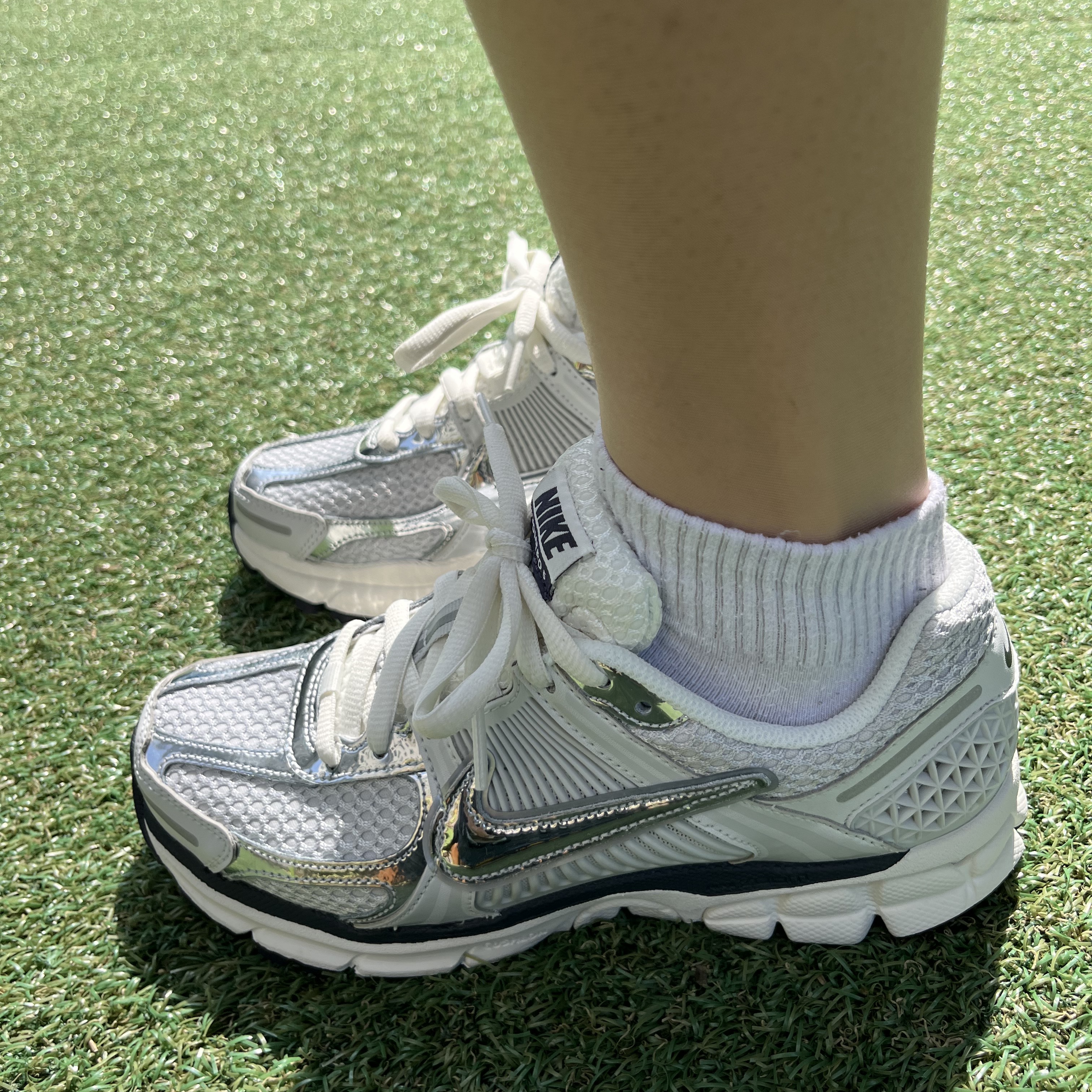 (W) Nike Zoom Vomero 5 Photon Dust and Metallic Silver 착용 스타일 - 4