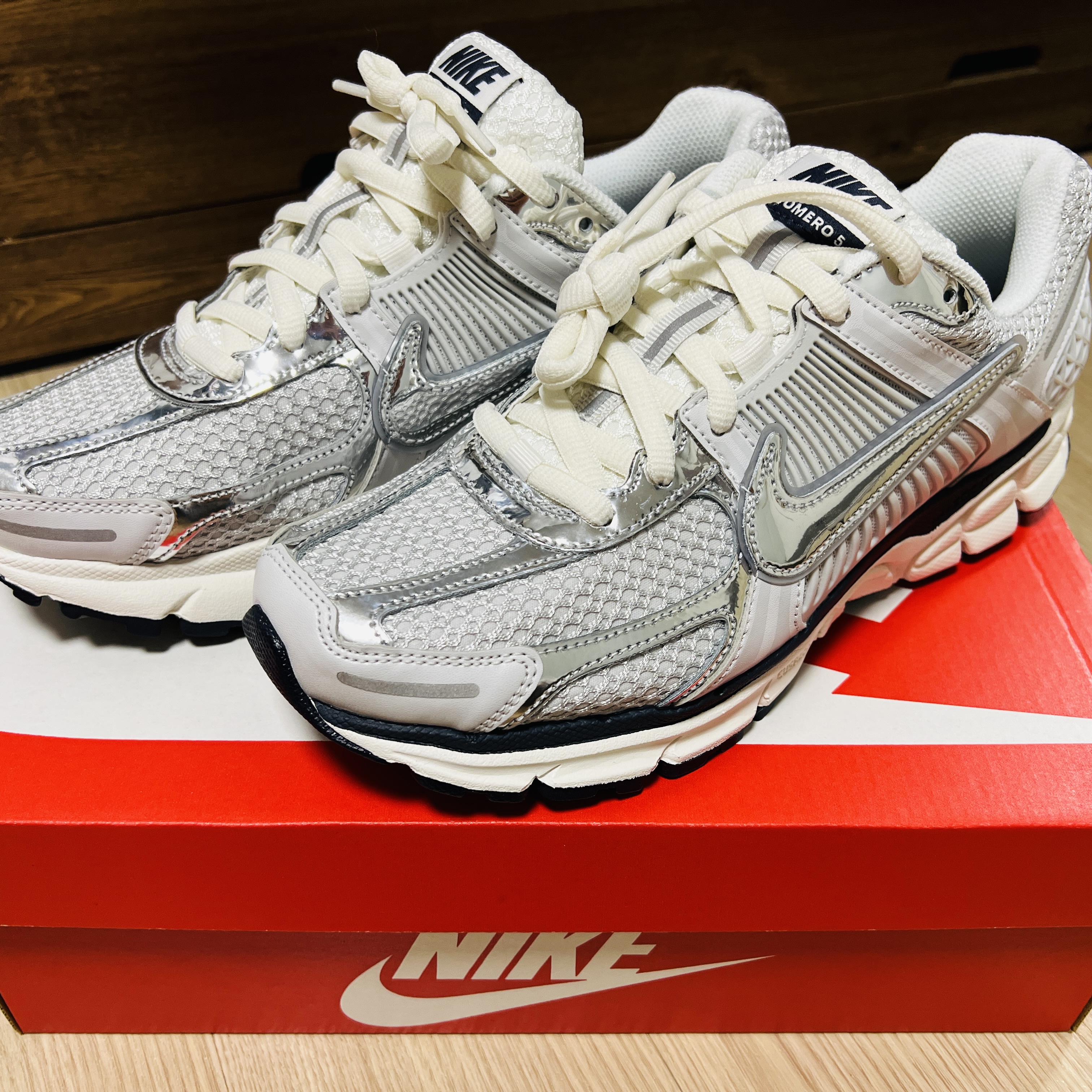 (W) Nike Zoom Vomero 5 Photon Dust and Metallic Silver 착용 스타일