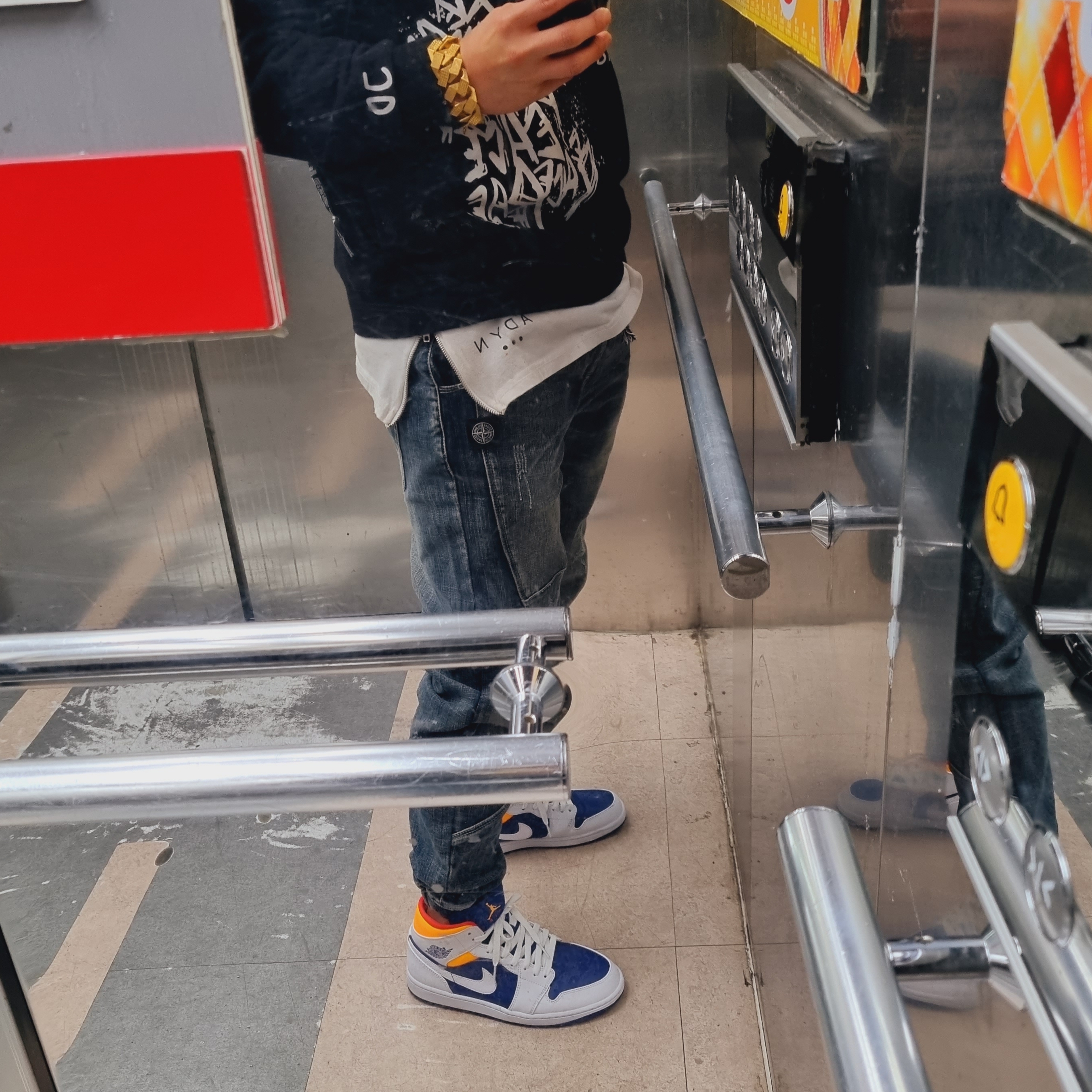 Jordan 1 Mid Deep Royal Blue Laser Orange 착용 스타일