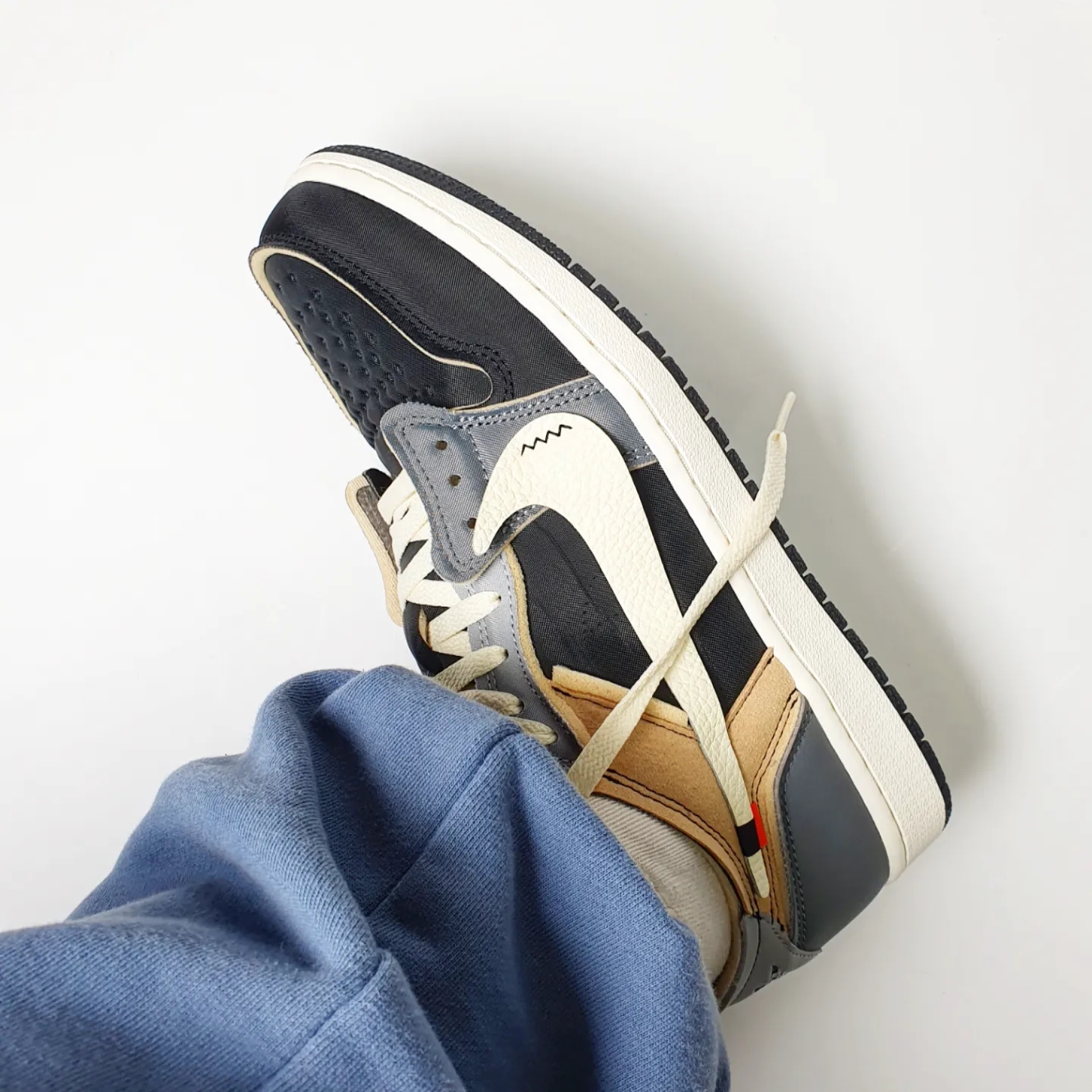 Jordan 1 Retro Low OG EX Black and Smoke Grey 착용 스타일 - 1