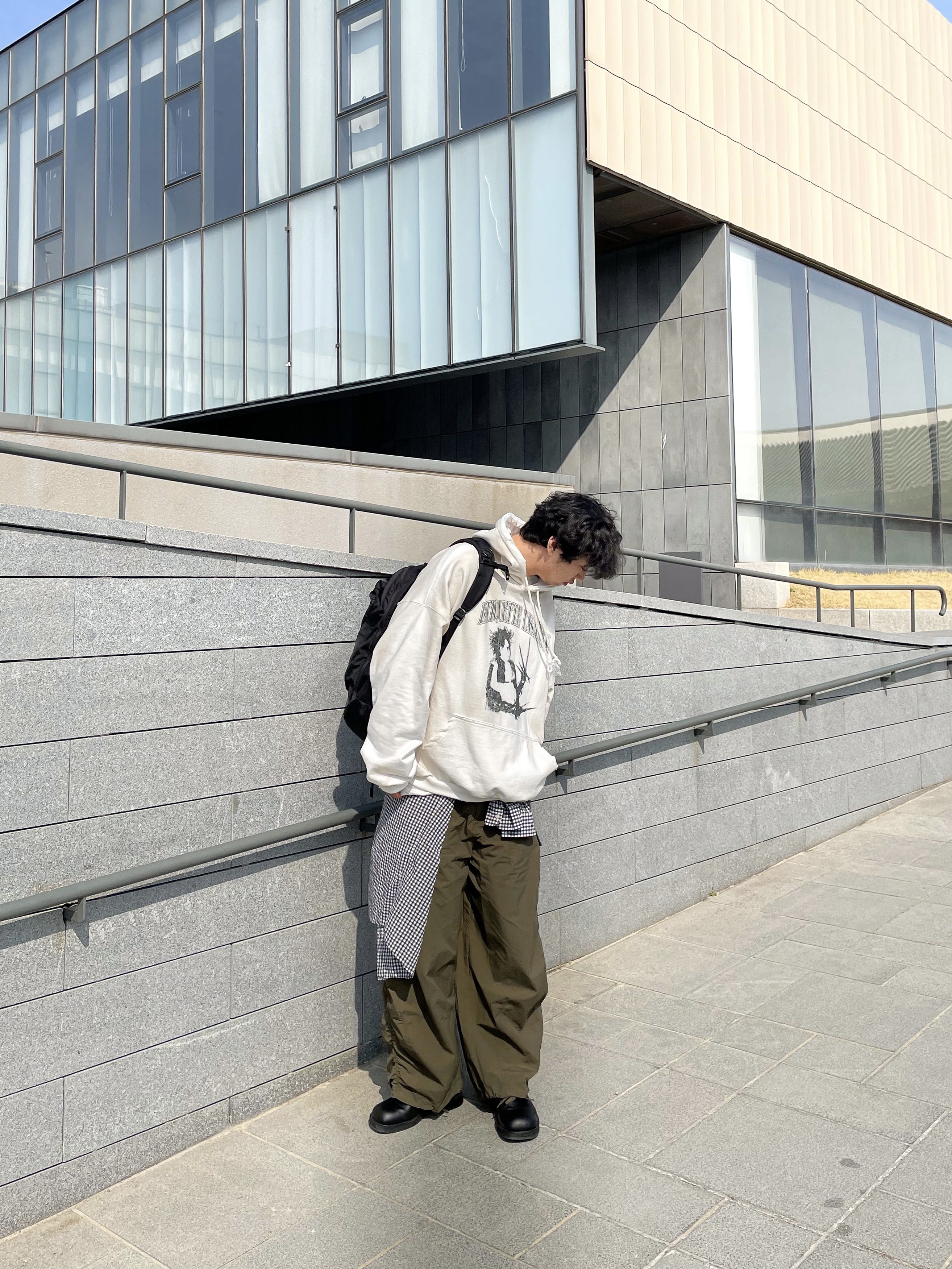 Project G/R x Atmos Etiquette Lesson Vintage Washed Hoodie White, Arc'teryx Mantis 32 Backpack Black 착용 스타일 - 3