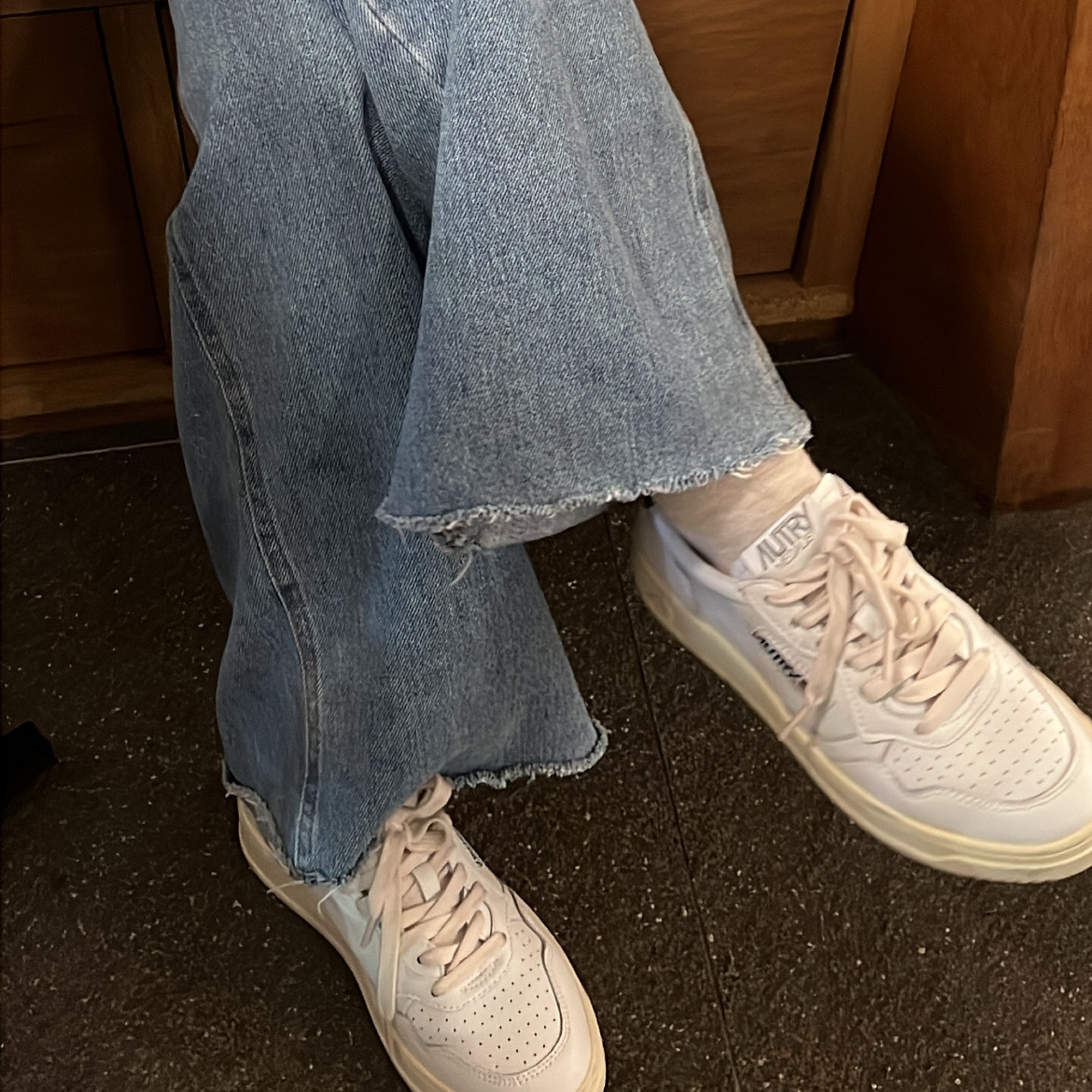 (W) Autry Medalist Low Leather Sneakers White Green 착용 스타일