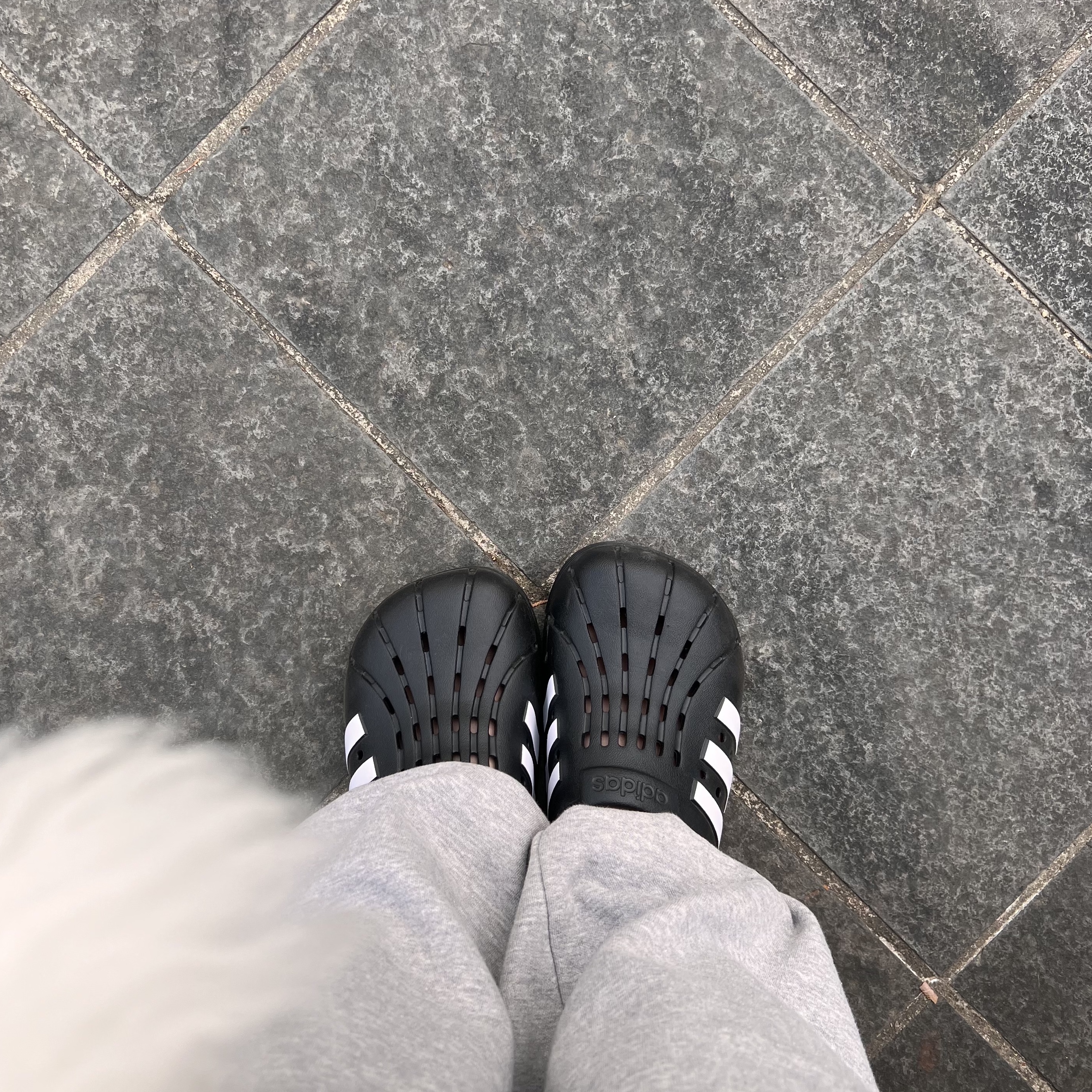 Adidas Adilette Clog Black White 착용 스타일