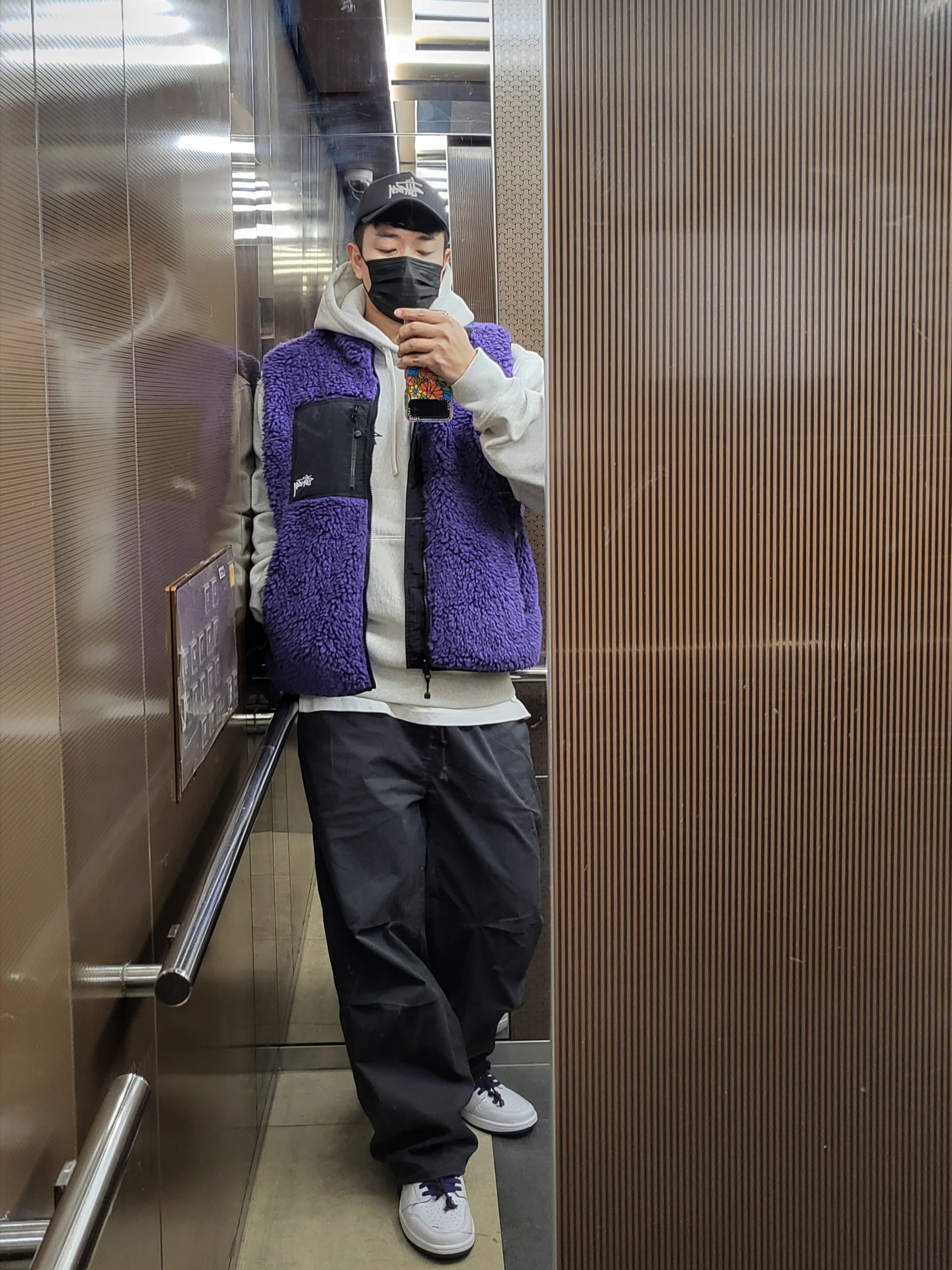 Stussy Basic Trucker Cap Black, Stussy Sherpa Vest Purple 착용 스타일