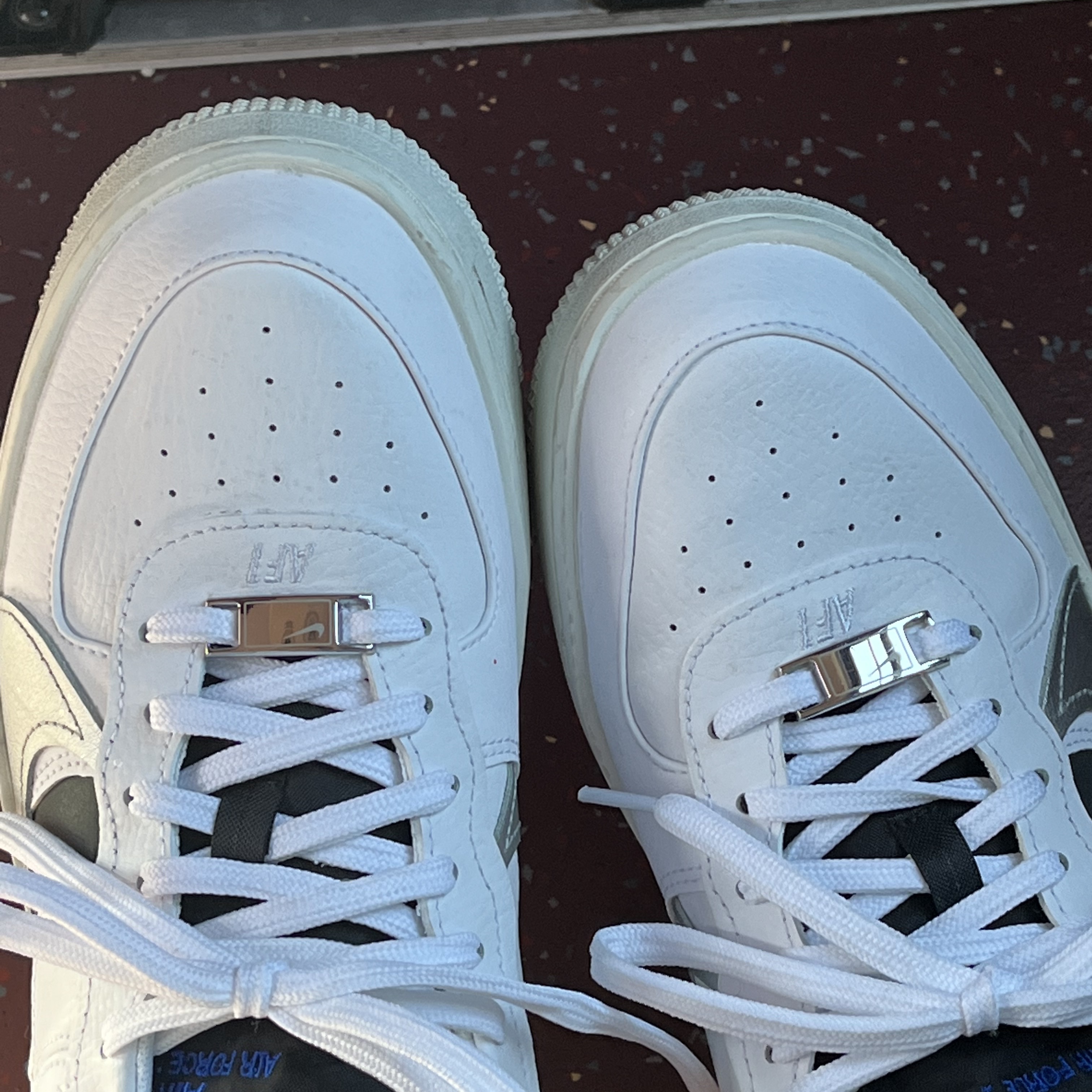(W) Nike Air Force 1 PLT.AF.ORM White Metallic Silver 착용 스타일 - 1