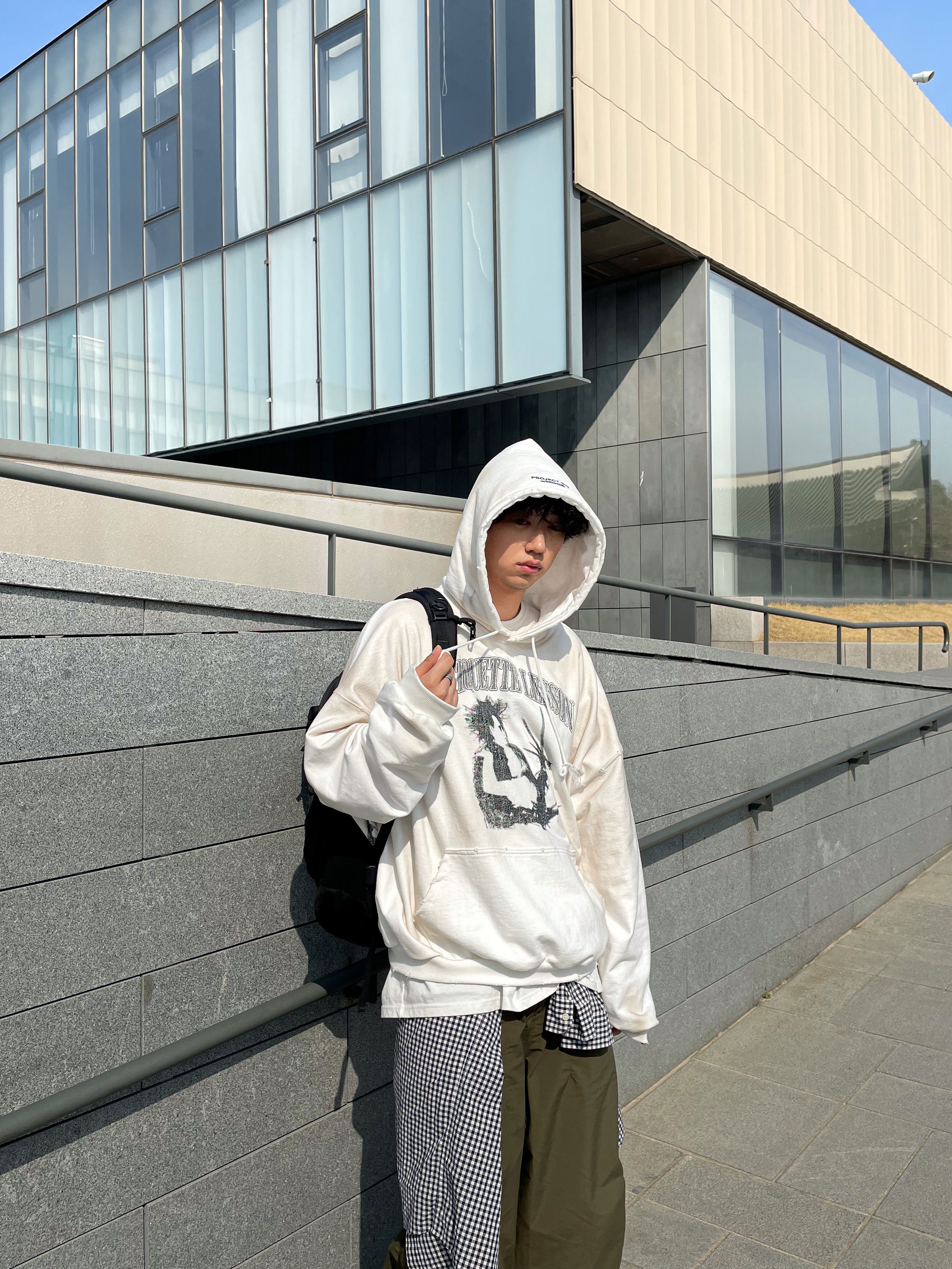 Project G/R x Atmos Etiquette Lesson Vintage Washed Hoodie White, Arc'teryx Mantis 32 Backpack Black 착용 스타일 - 4