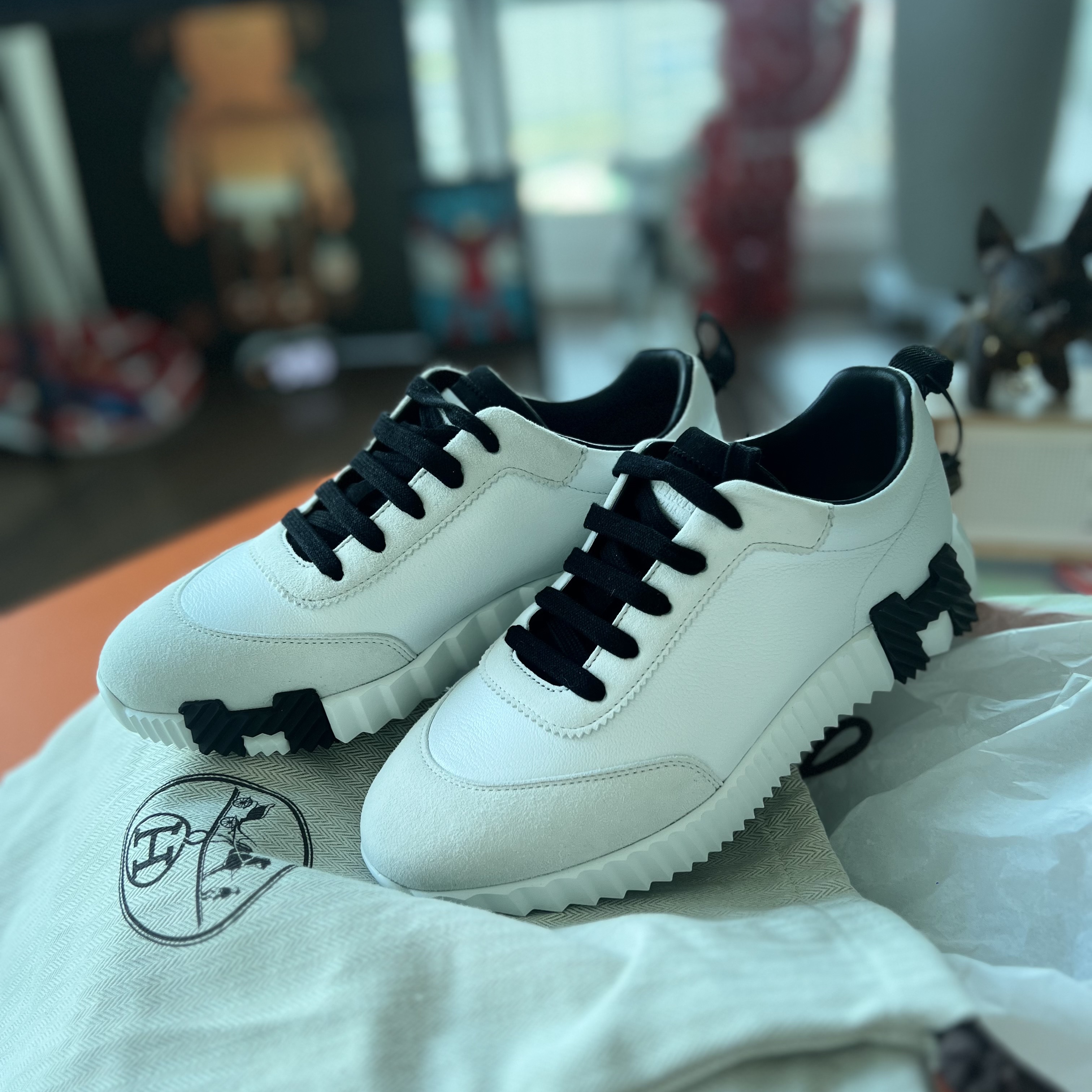 (W) Hermes Bouncing Sneakers Sport Suede Goatskin & Blanc Noir 착용 스타일