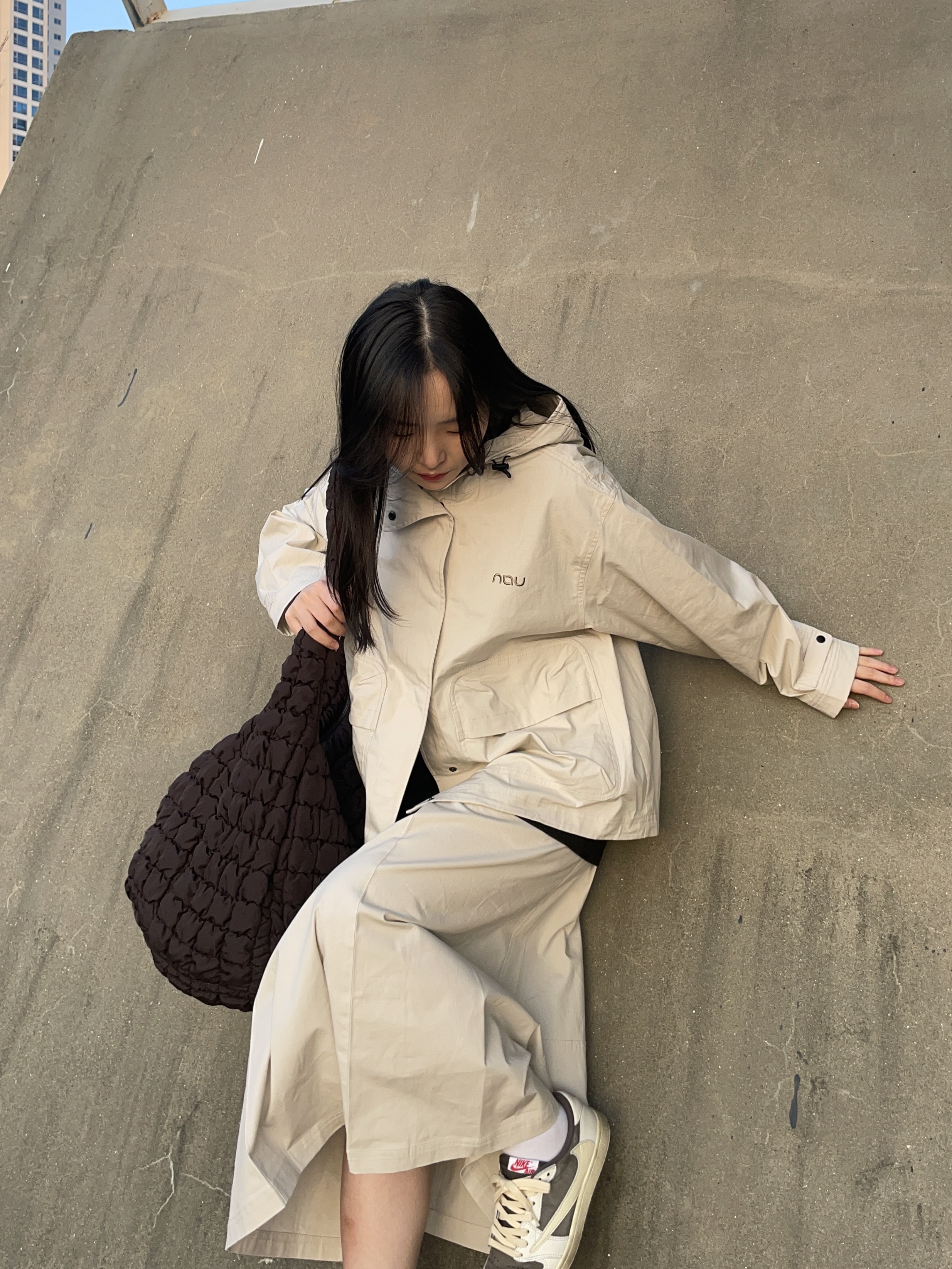 COS Quilted Oversized Shoulder Bag Brown, Jordan 1 x Travis Scott Retro Low OG SP Sail and Ridgerock 착용 스타일 - 2