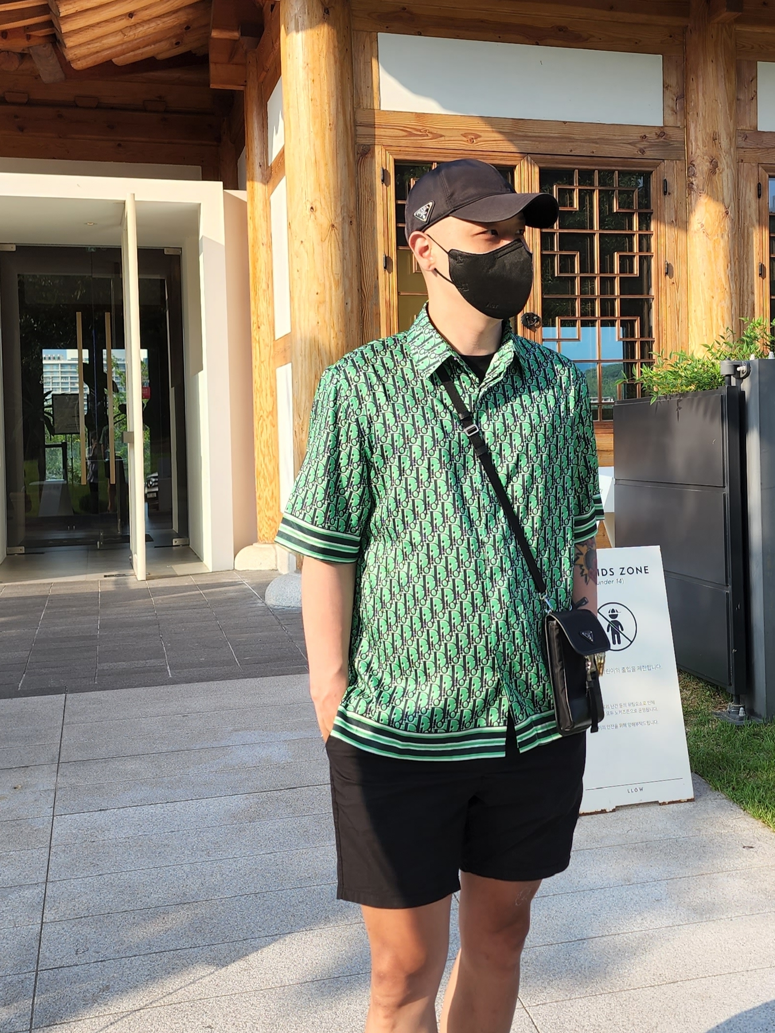 Prada Re-Nylon and Saffiano Leather Smartphone Case Black, Prada Re-Nylon Baseball Cap Black 착용 스타일