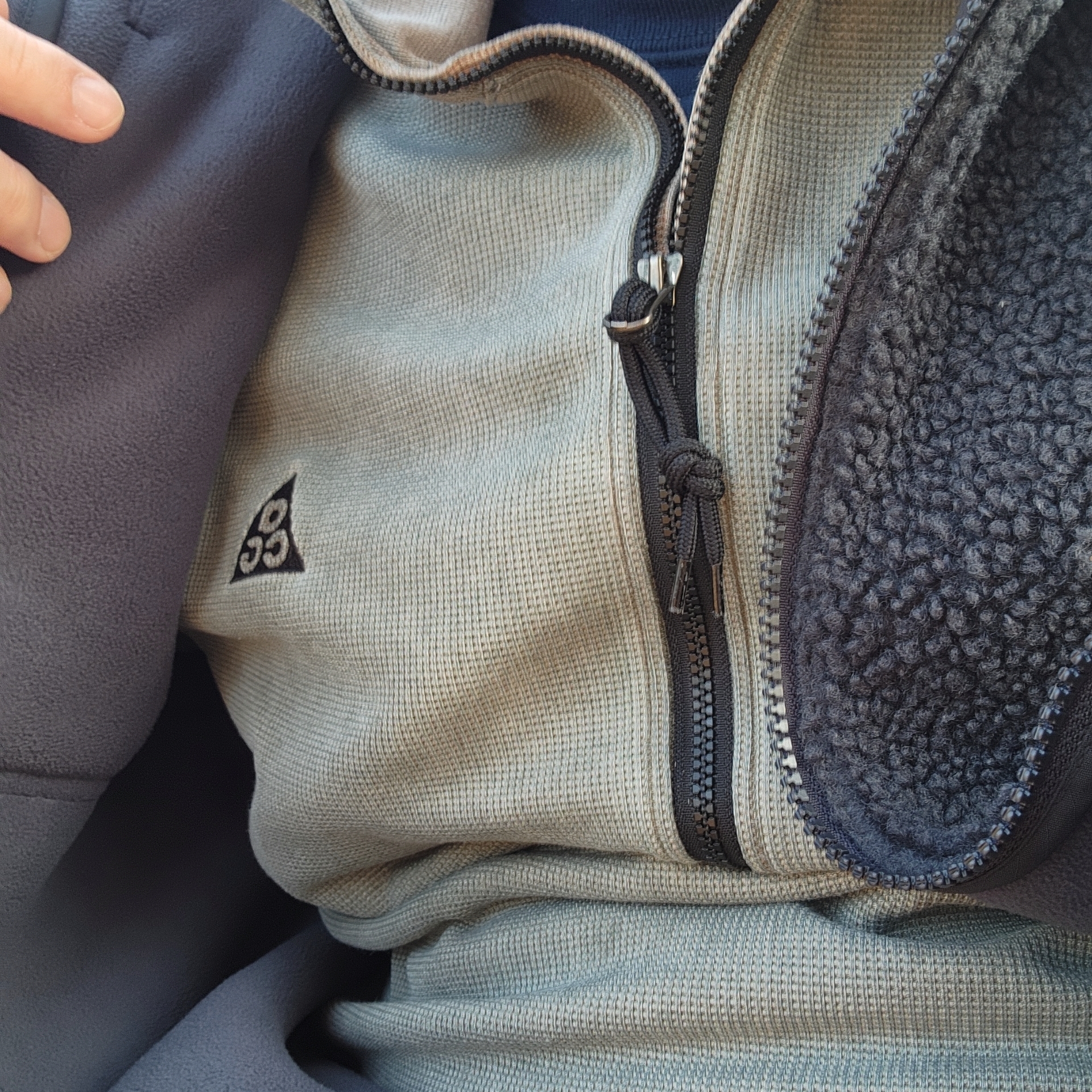 Nike NRG Dri-Fit ACG ADV Steeple Rock Half Zip Base Layer Cargo Khaki - Asia, Nike NRG Dri-Fit ACG ADV Steeple Rock Half Zip Base Layer Black - Asia 착용 스타일 - 2