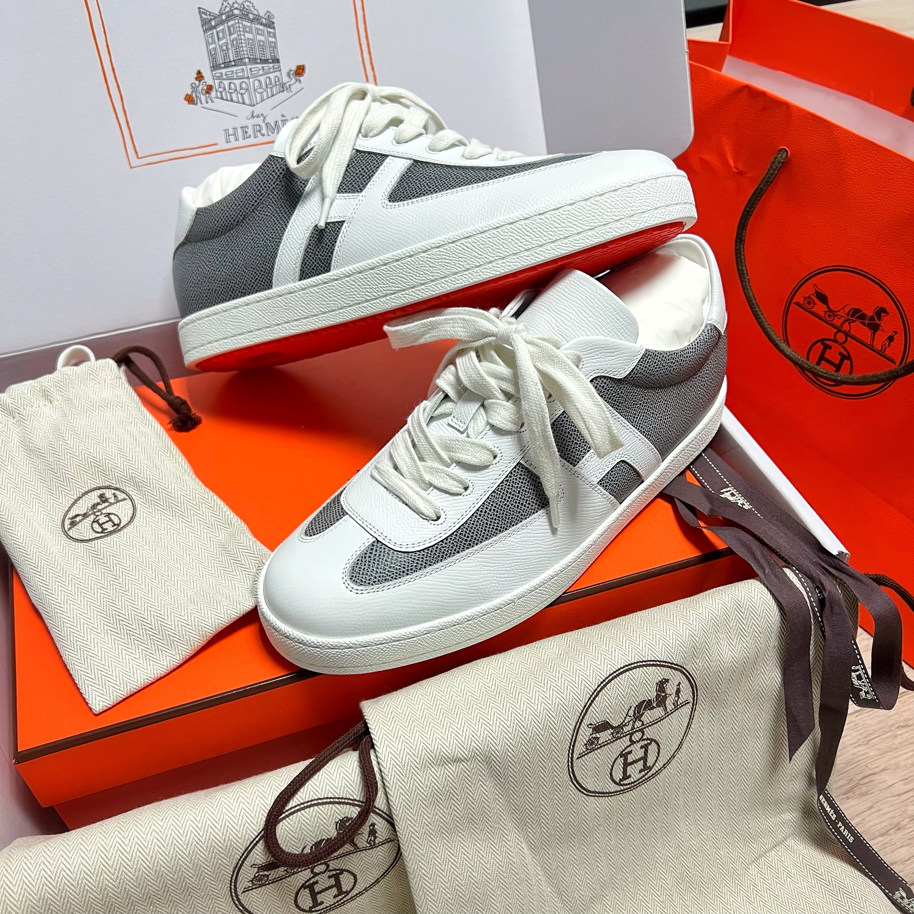 Hermes Boomerang Sneakers Epsom & Gris Blanc 착용 스타일