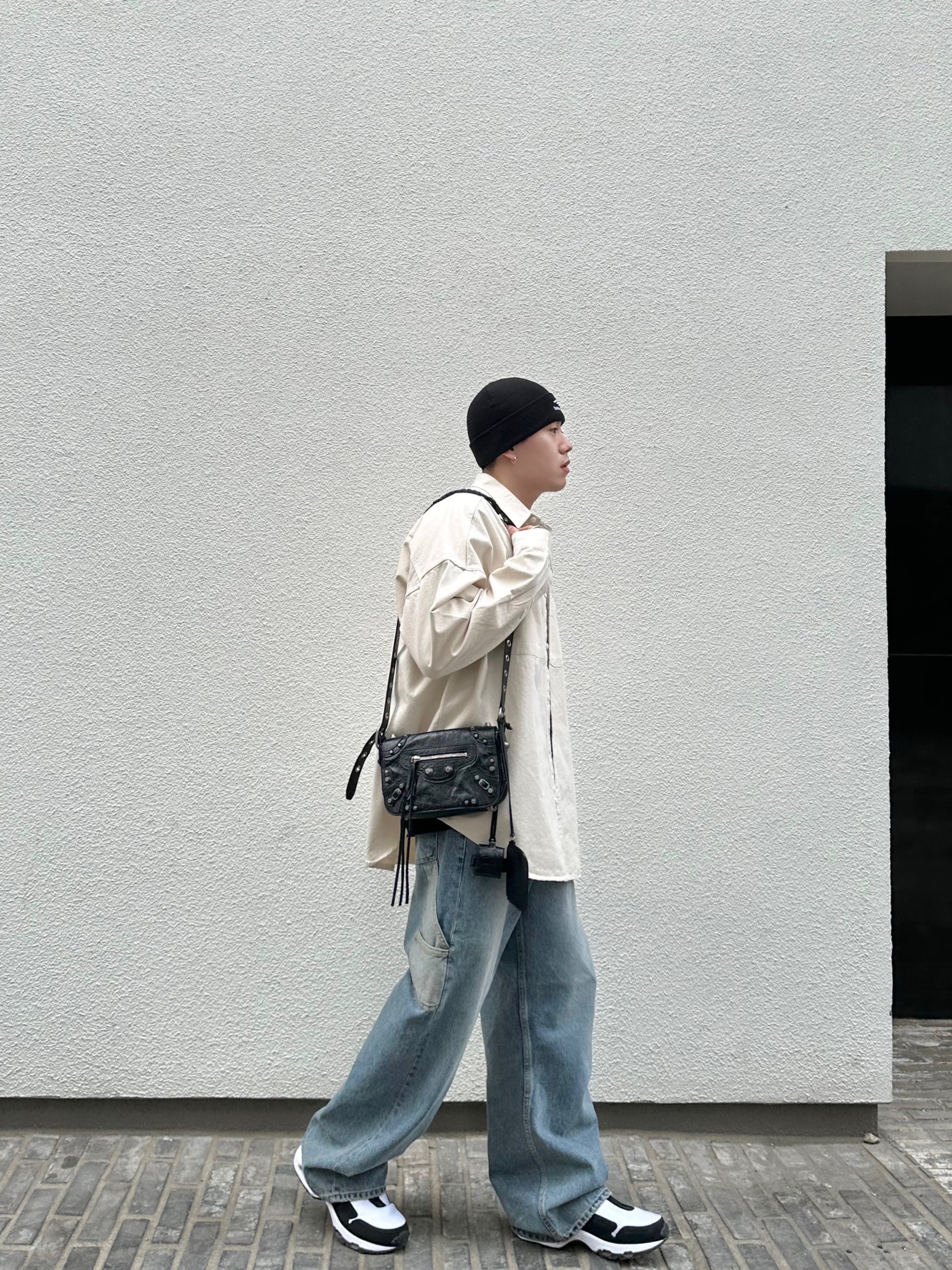 Nike x Comme des Garcons Homme Plus Air Max Sunder SP White Black, Balenciaga Crocodile Embossed Le Cagole XS Shoulder Bag Black 착용 스타일 - 1