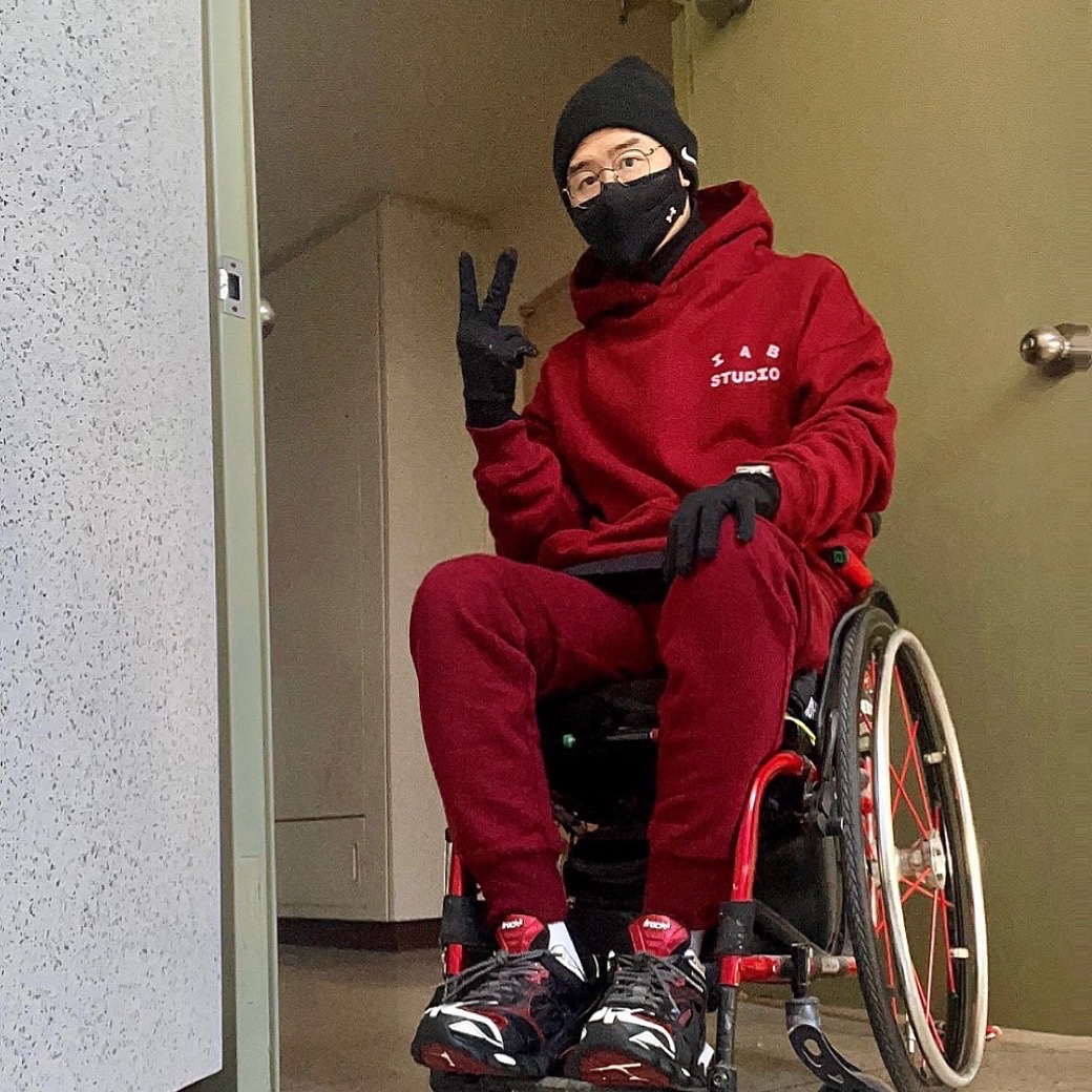 IAB Studio Hoodie Raspberry, Balenciaga Track.2 Sneakers Black Burgundy 착용 스타일