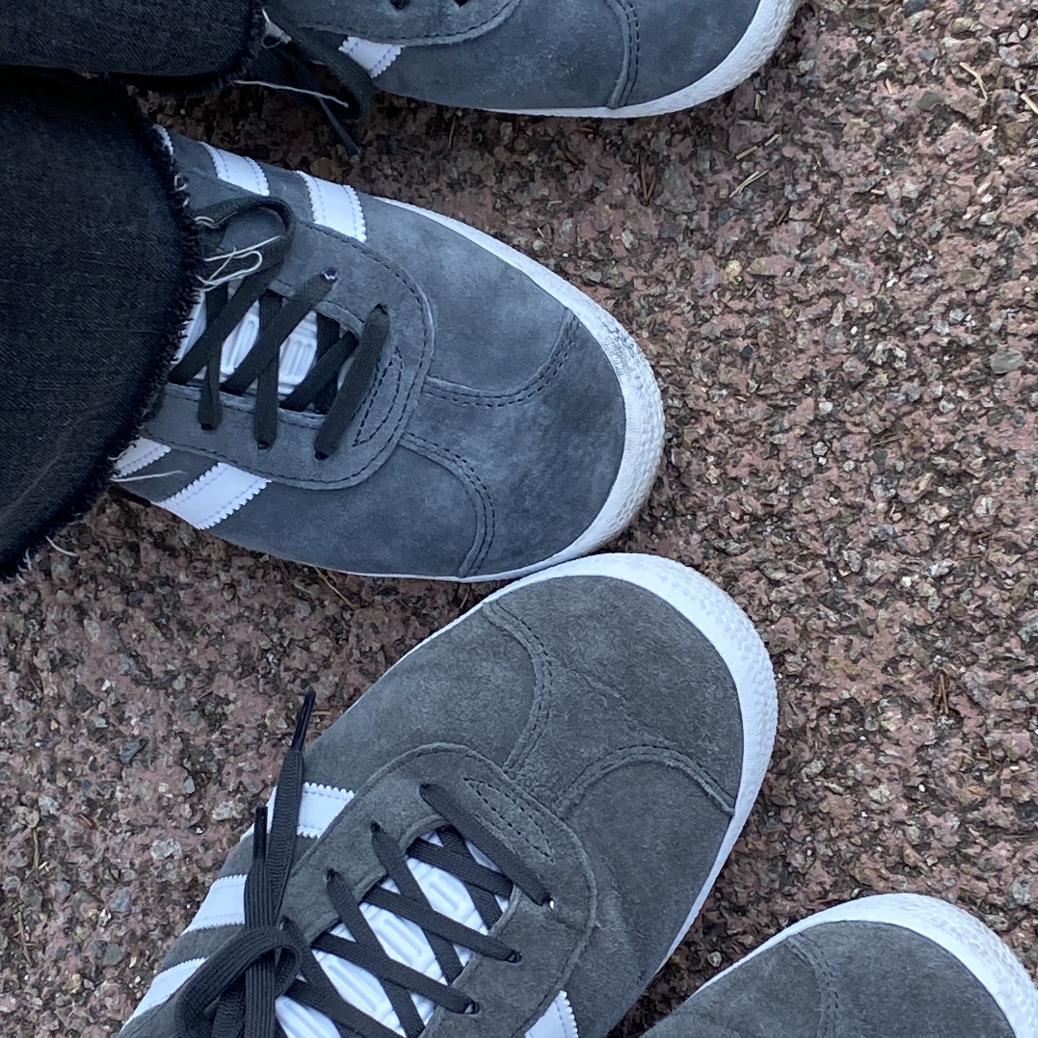 Adidas Gazelle Solid Grey 착용 스타일 - 2