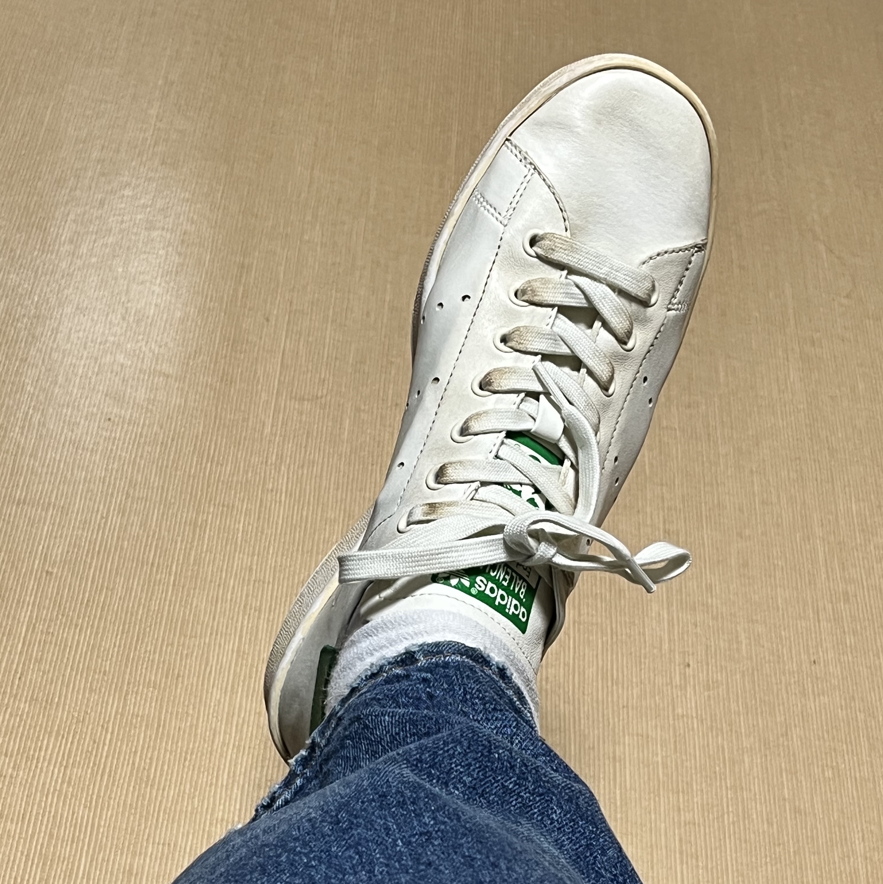 Balenciaga x Adidas Stan Smith Worn Out White Green 착용 스타일 - 2