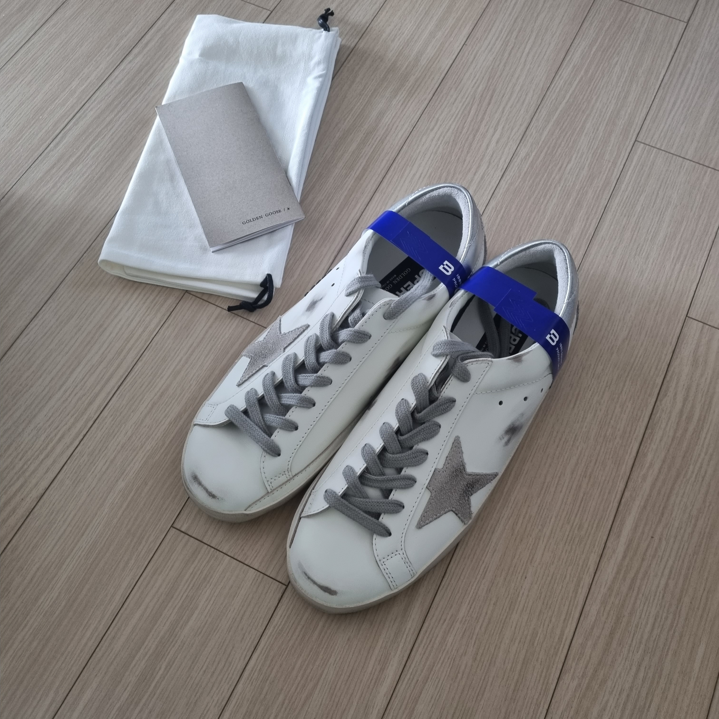 Golden Goose Superstar White Silver Heel Tab Sneakers 착용 스타일