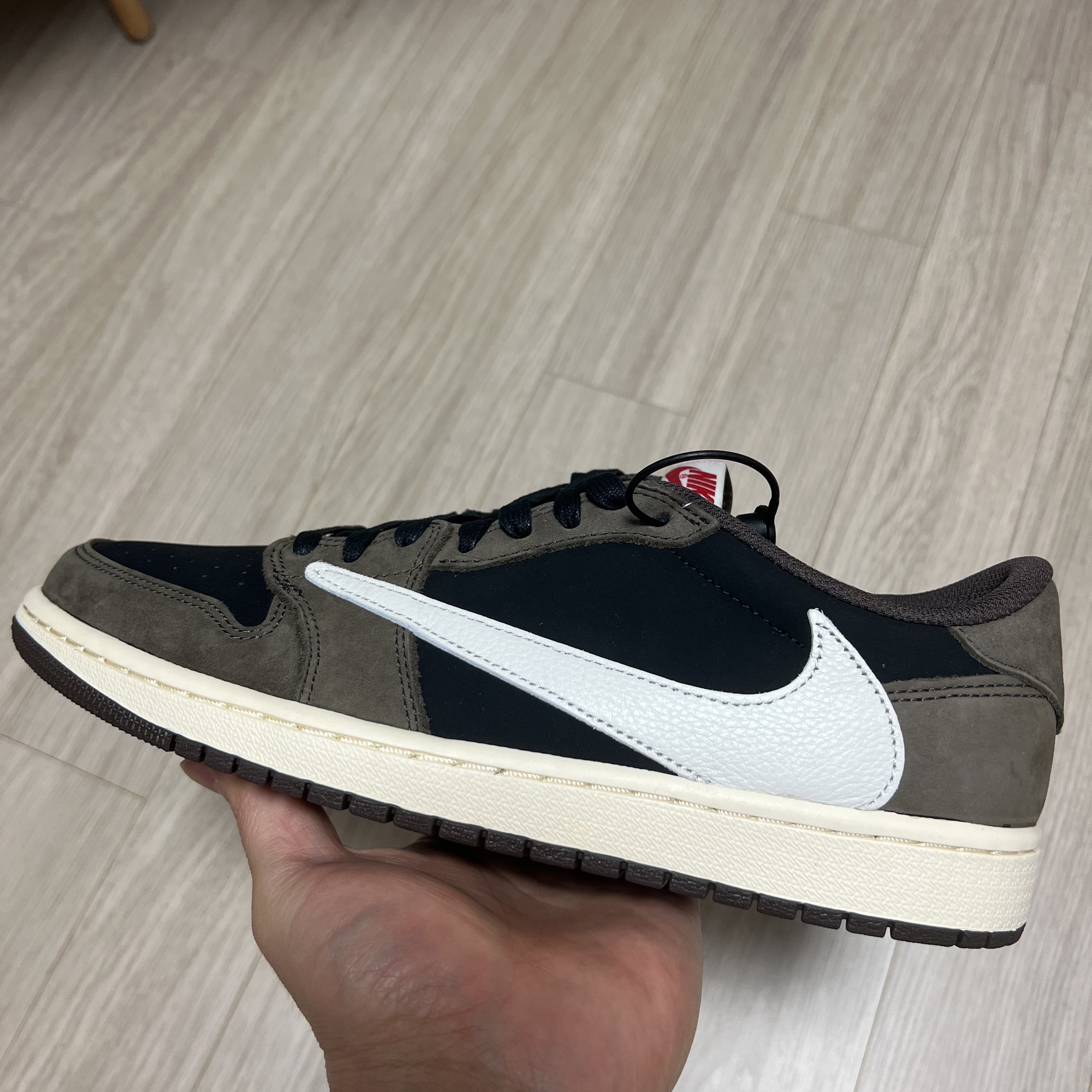 Jordan 1 x Travis Scott Retro Low OG SP Mocha 착용 스타일