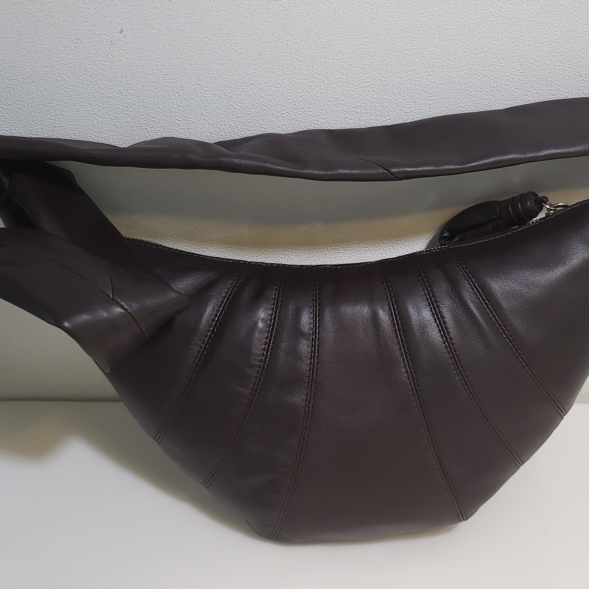Lemaire Small Croissant Bag Soft Nappa Leather Dark Chocolate 착용 스타일