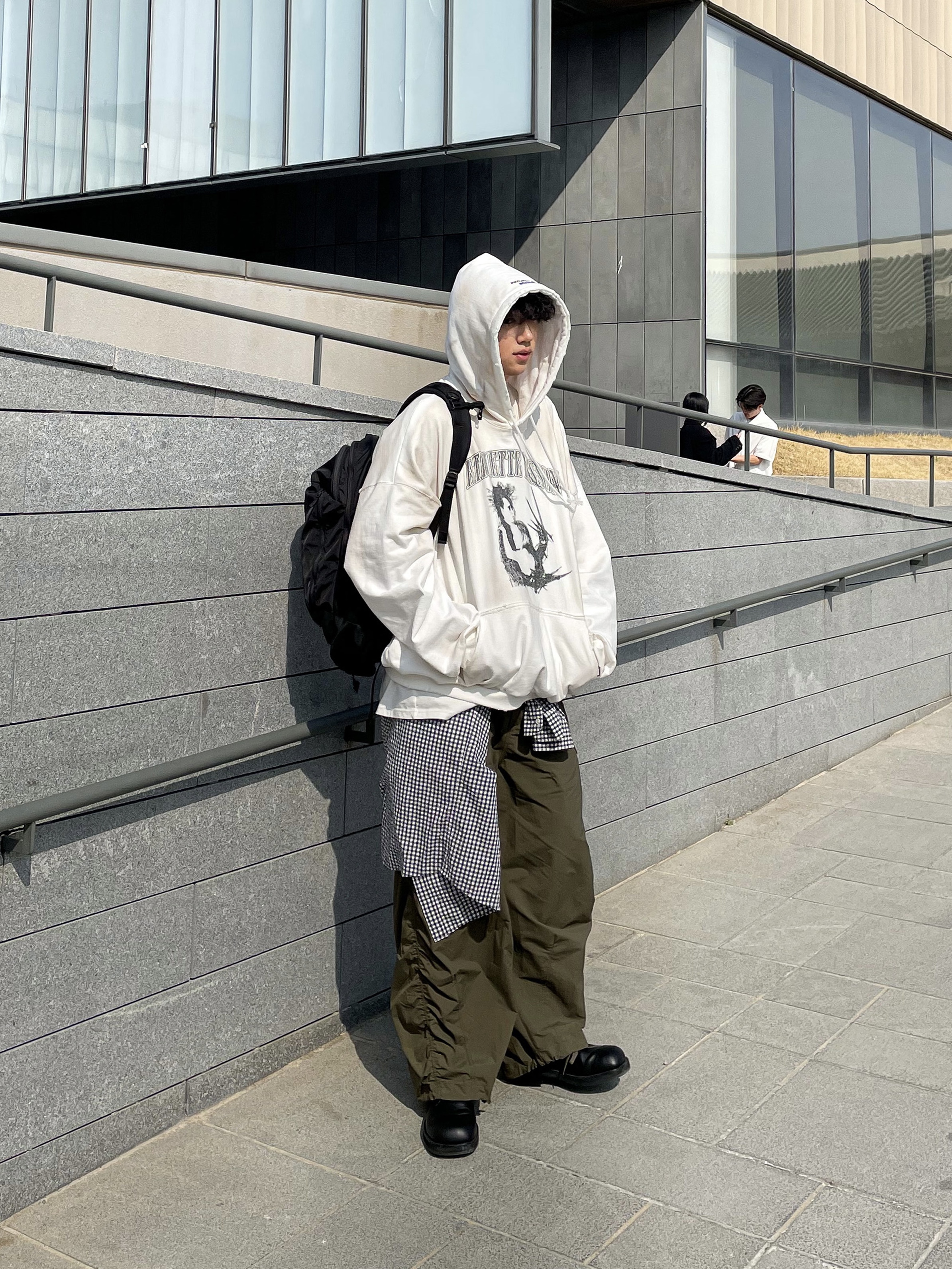 Project G/R x Atmos Etiquette Lesson Vintage Washed Hoodie White, Arc'teryx Mantis 32 Backpack Black 착용 스타일 - 5