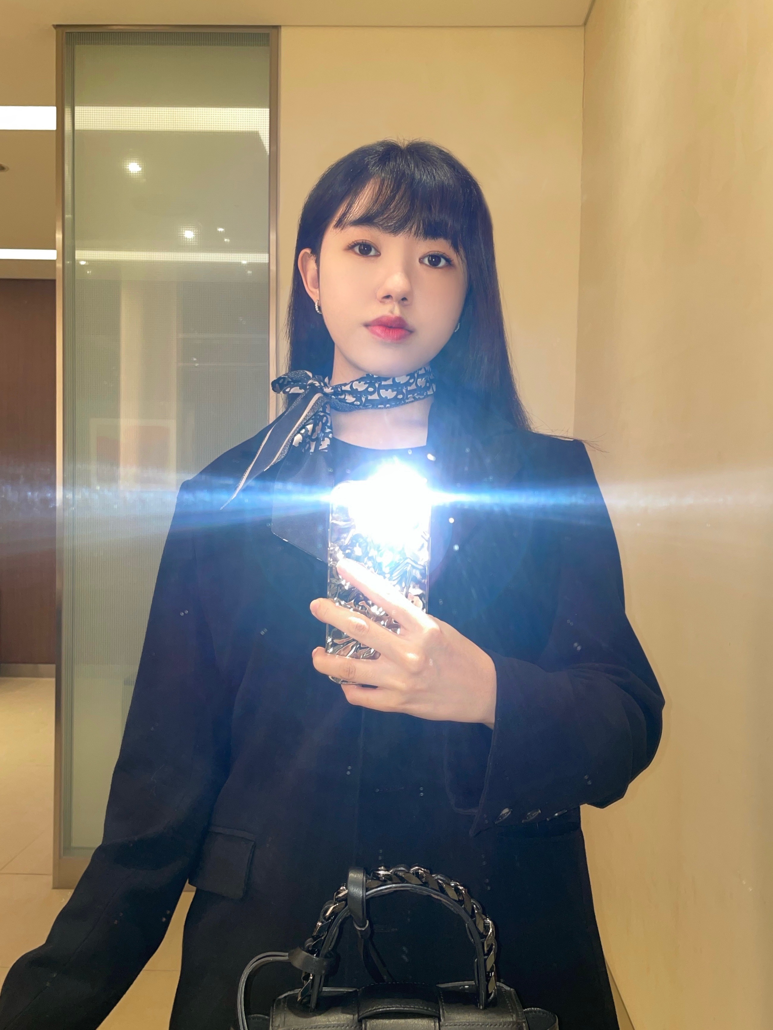 (W) Dior Oblique Mitzah Scarf Silk Twill Navy Blue 착용 스타일 - 3