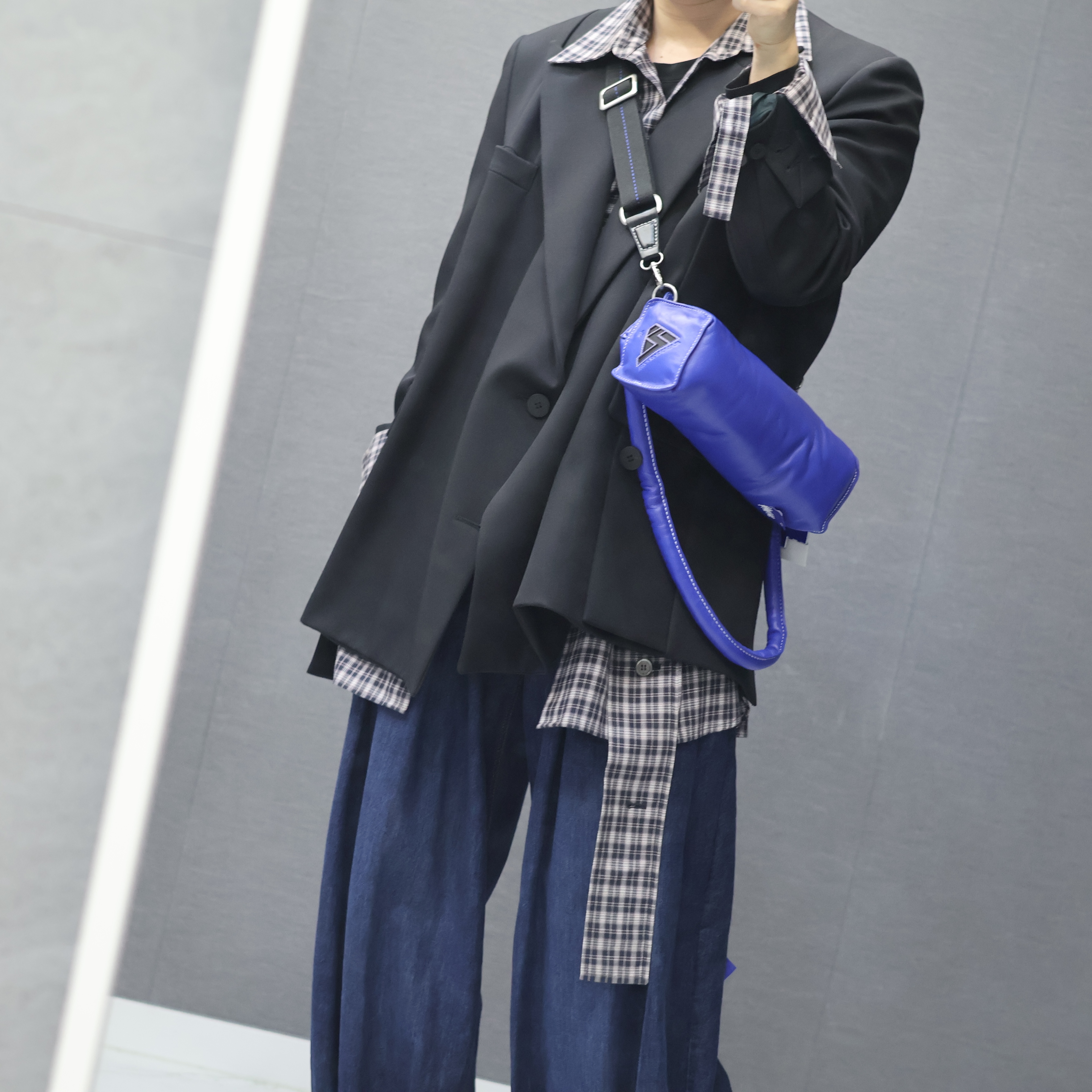Zara x Ader Error Wide Leg Jeans Blue, Ader Error x Zara Leather Shoulder Bag Blue 착용 스타일