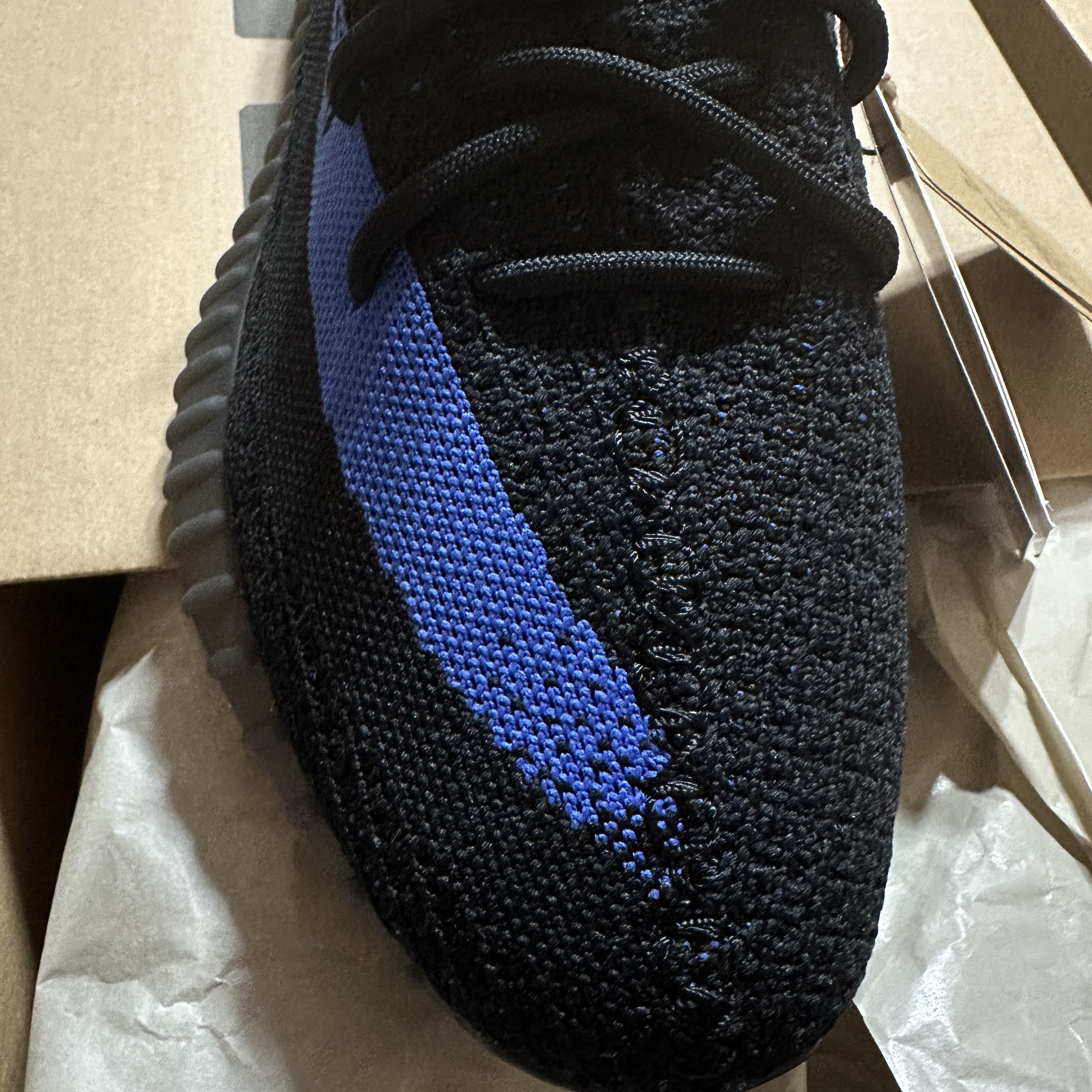 Adidas Yeezy Boost 350 V2 Dazzling Blue 착용 스타일