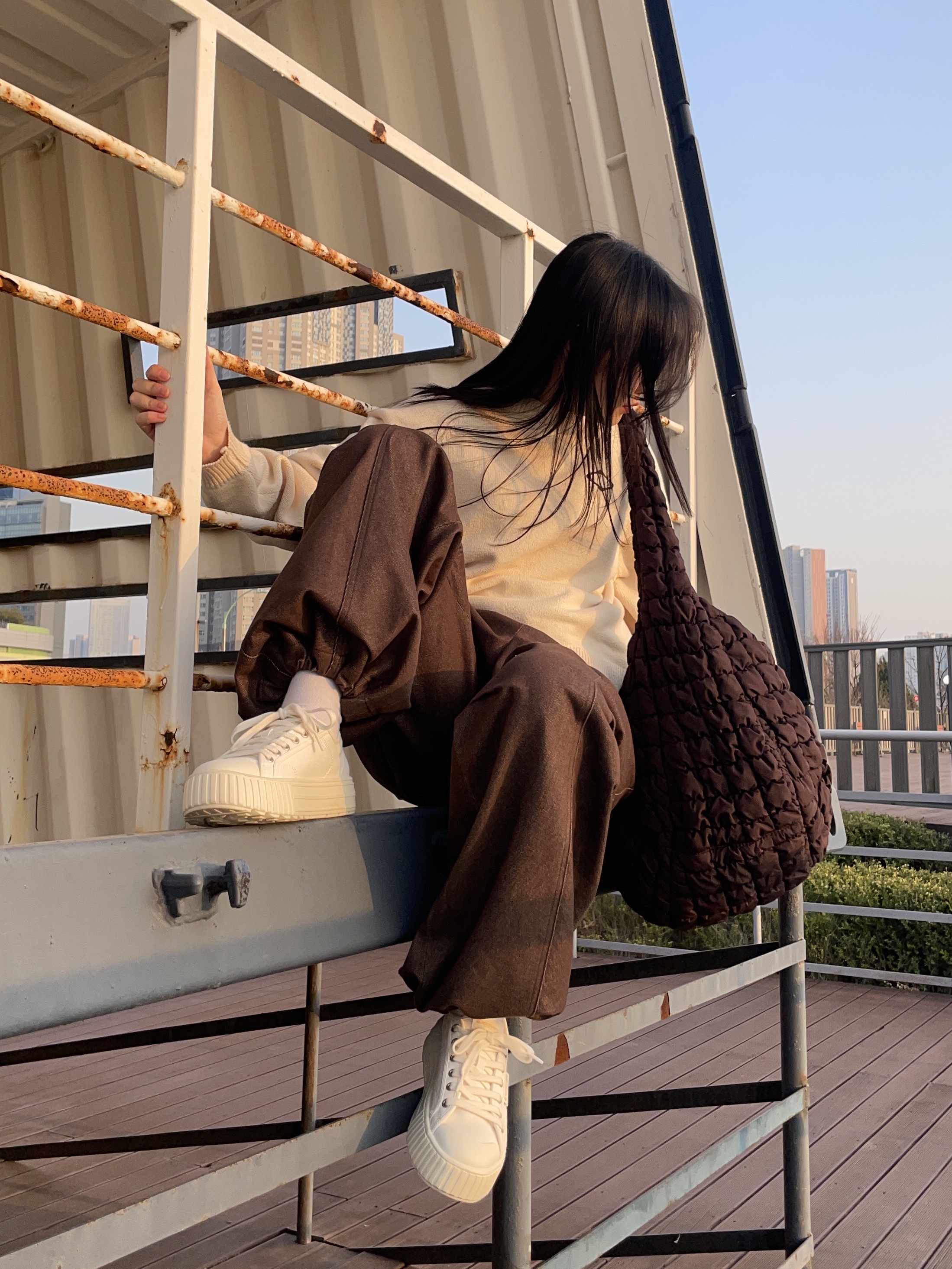 COS Quilted Oversized Shoulder Bag Brown 착용 스타일 - 2