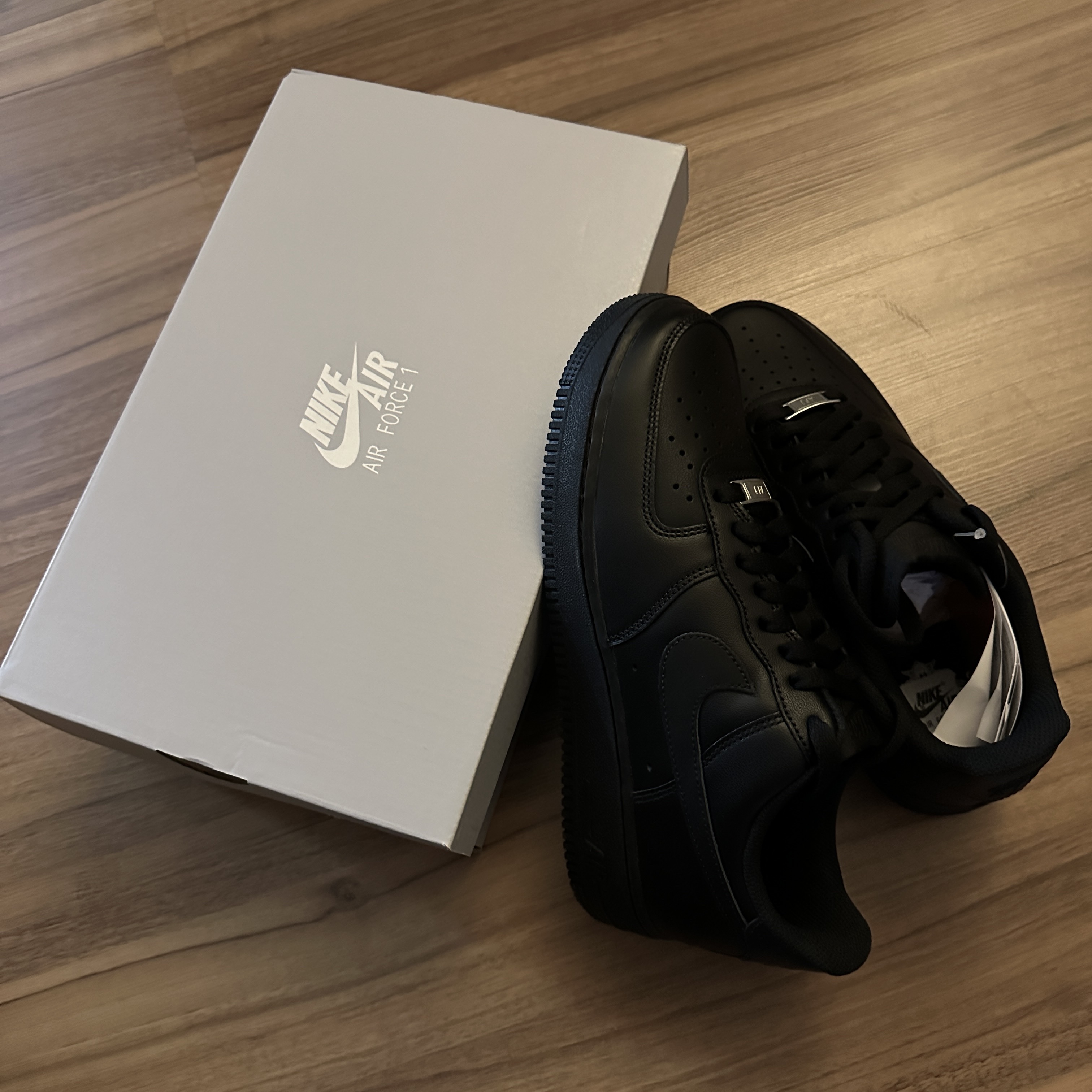 Nike Air Force 1 '07 Low Triple Black 착용 스타일