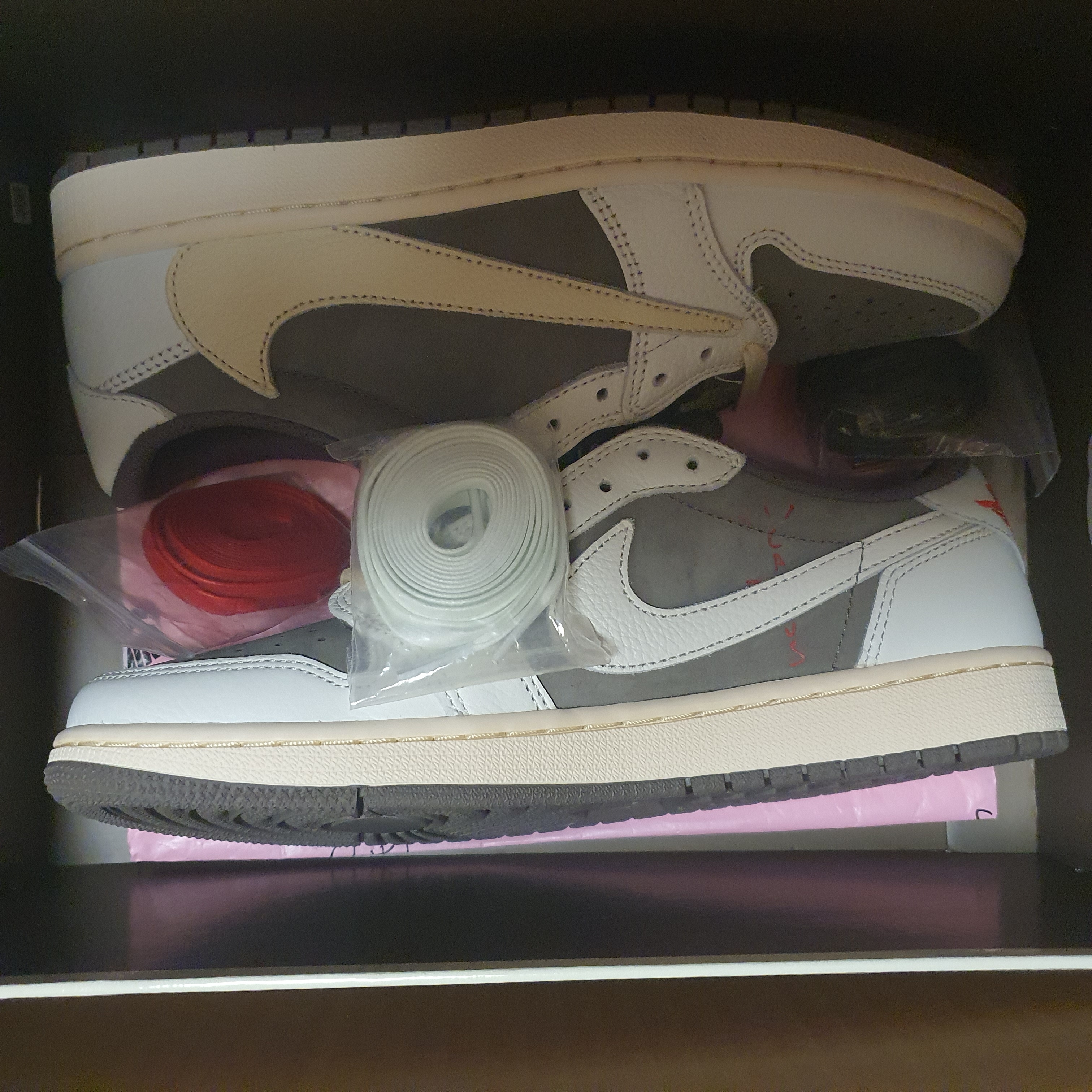Jordan 1 x Travis Scott Retro Low OG SP Sail and Ridgerock 착용 스타일