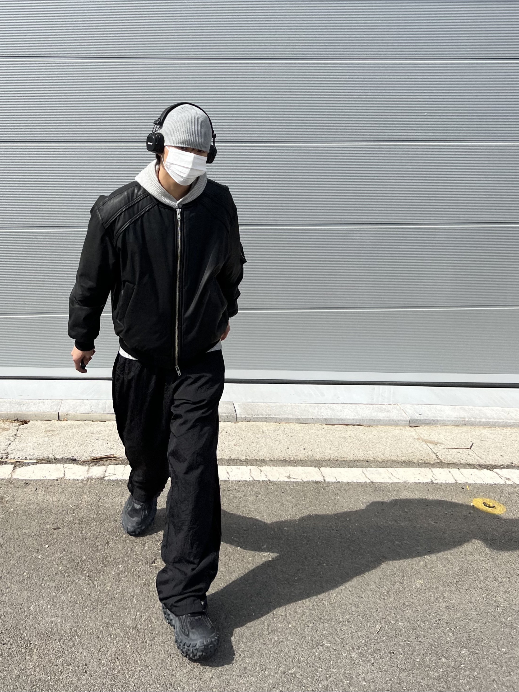 Balenciaga Defender Sneakers Black, AOP Snap Track Pants Meta Black 착용 스타일 - 2