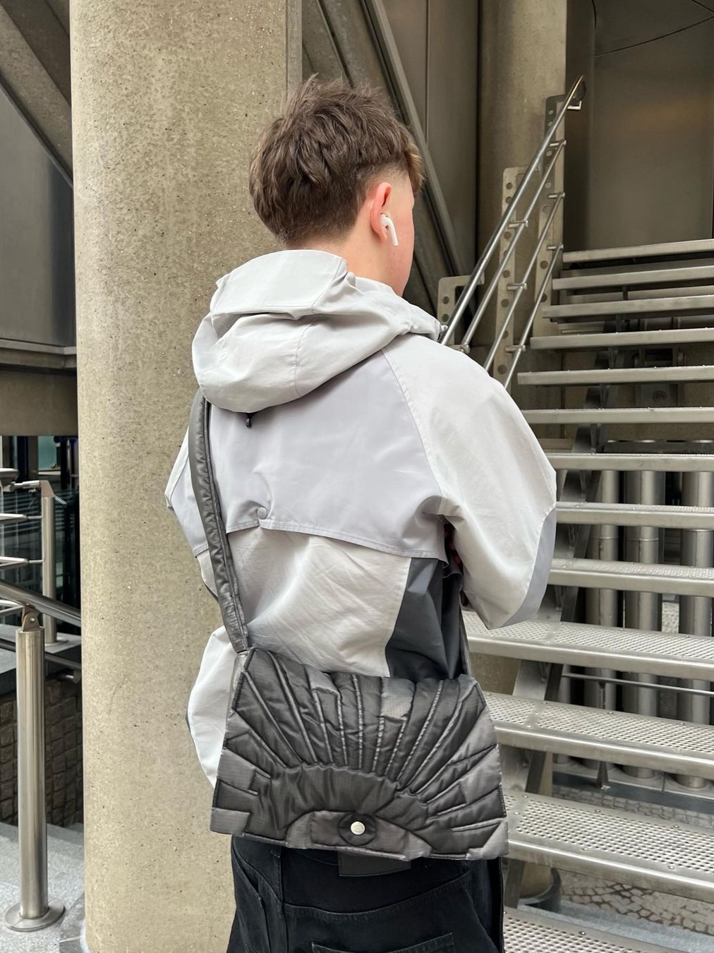 Art Of Field Three Colourway Flap Jacket Light Gray, Apple AirPods Pro with MagSafe Charging Case (Korean Ver.) 착용 스타일 - 2