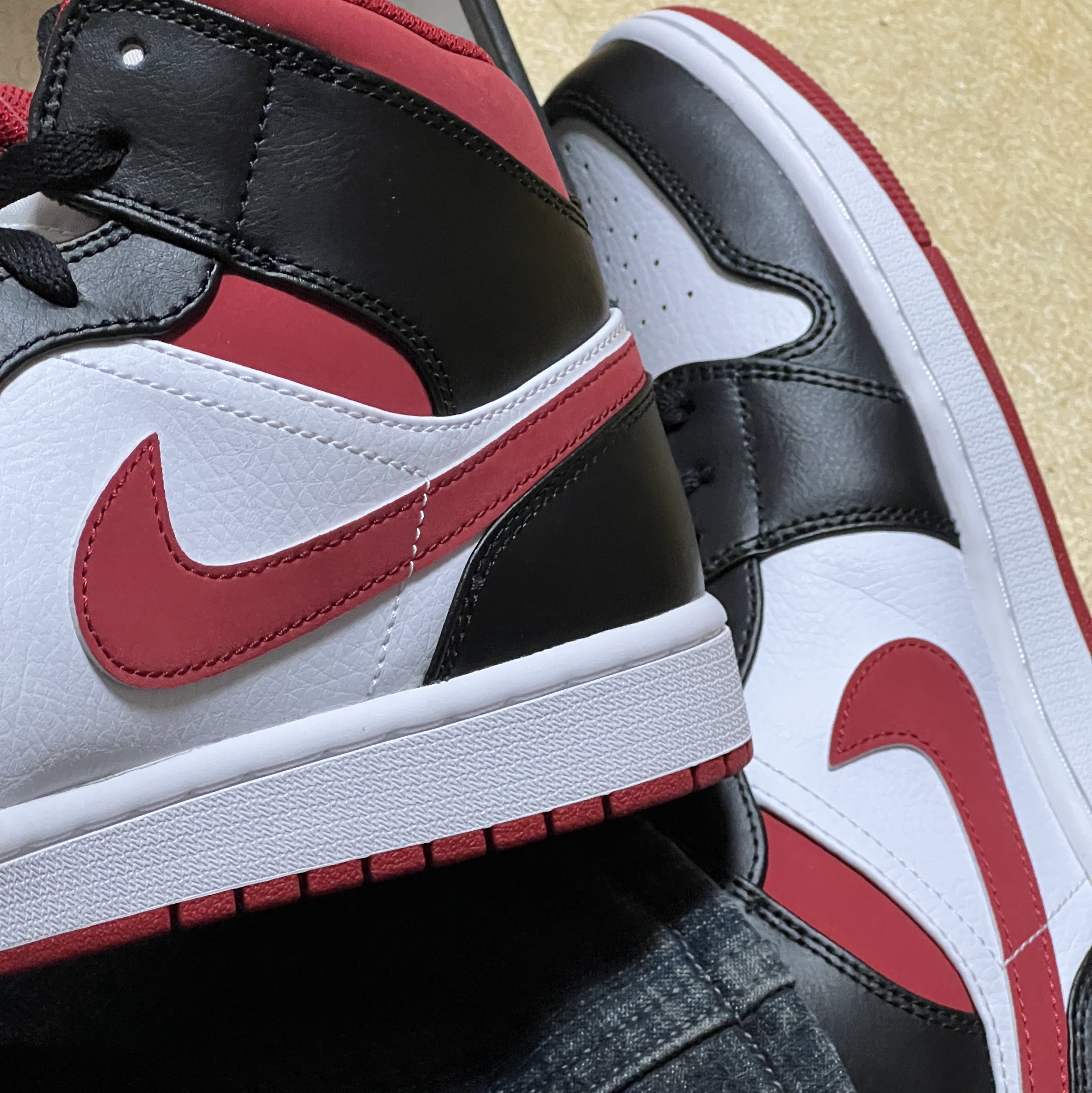 Jordan 1 Mid Gym Red Black White 착용 스타일