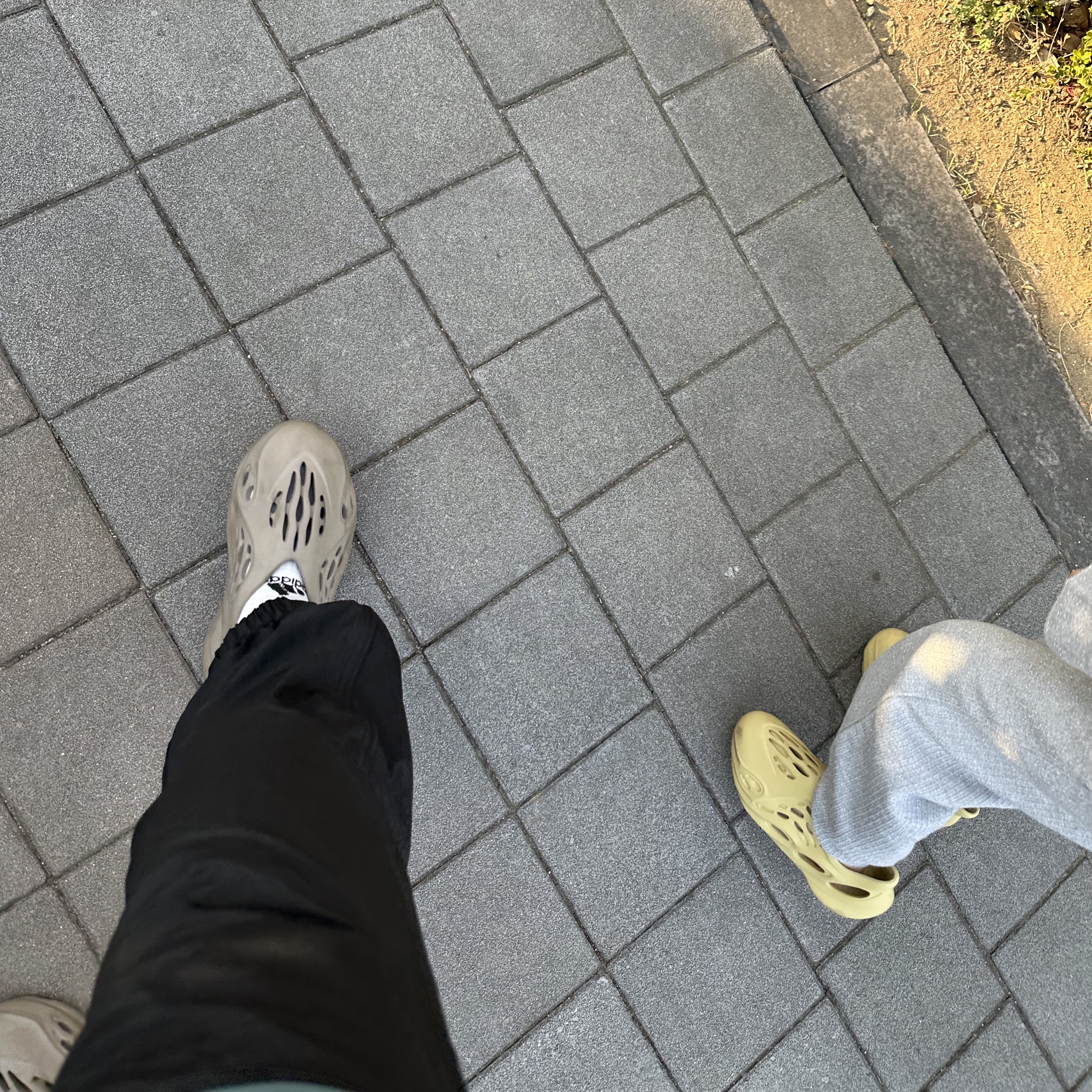 (Kids) Adidas Yeezy Foam RNNR Sulfur, Adidas Yeezy Foam RNNR Stone Sage 착용 스타일