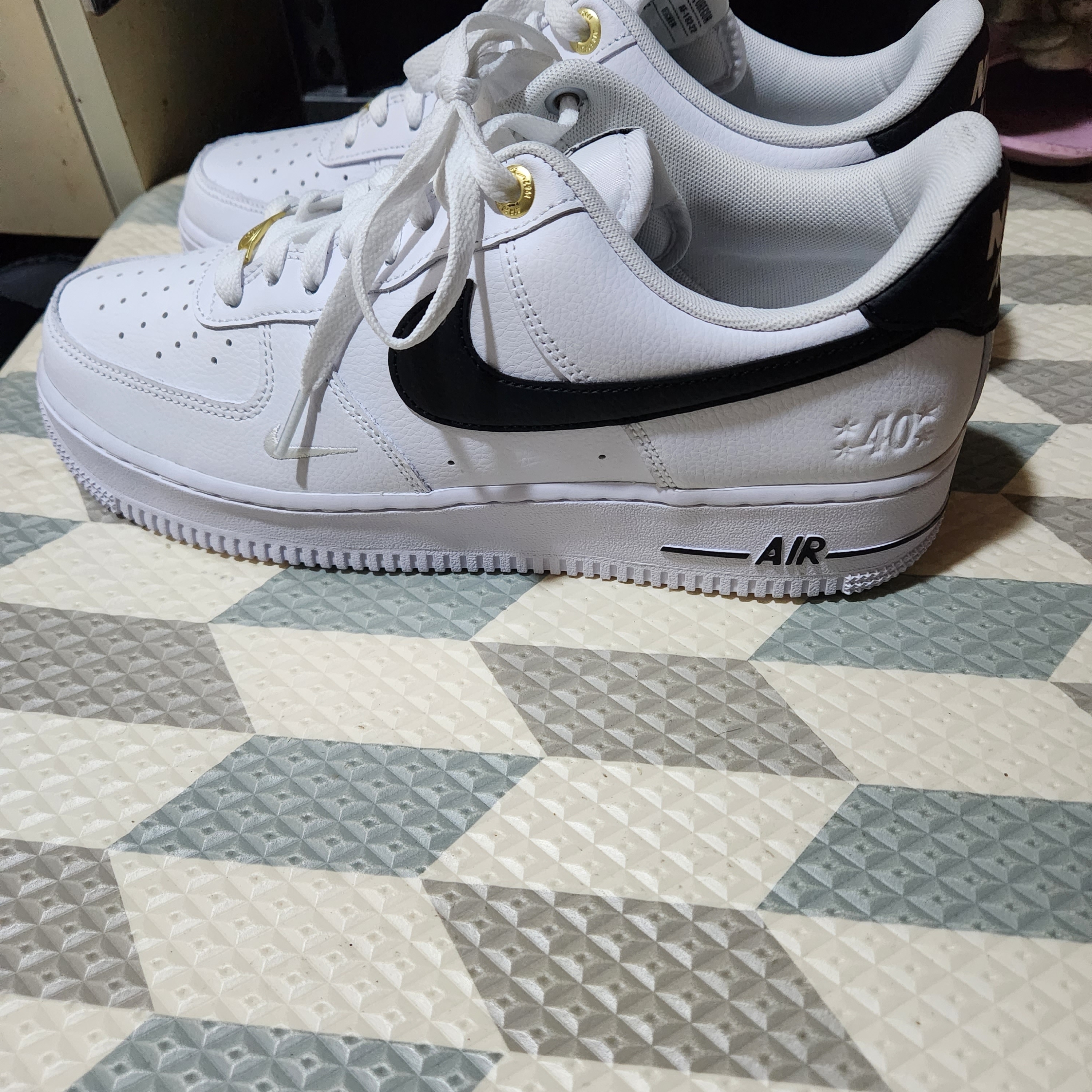 Nike Air Force 1 '07 LV8 40th Anniversary Join Forces White Black 착용 스타일 - 2