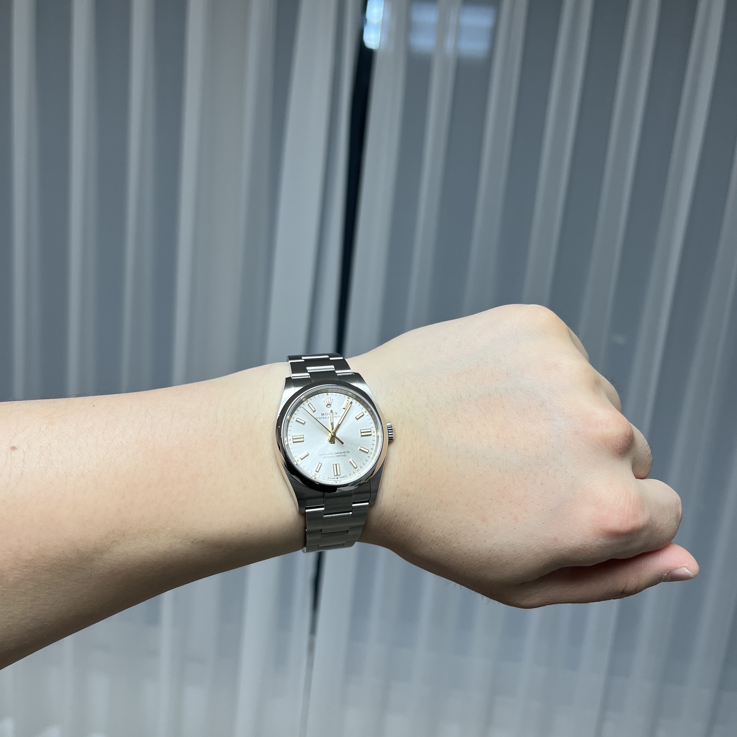 Rolex Oyster Perpetual 36mm 126000 Silver Oyster 착용 스타일 - 4