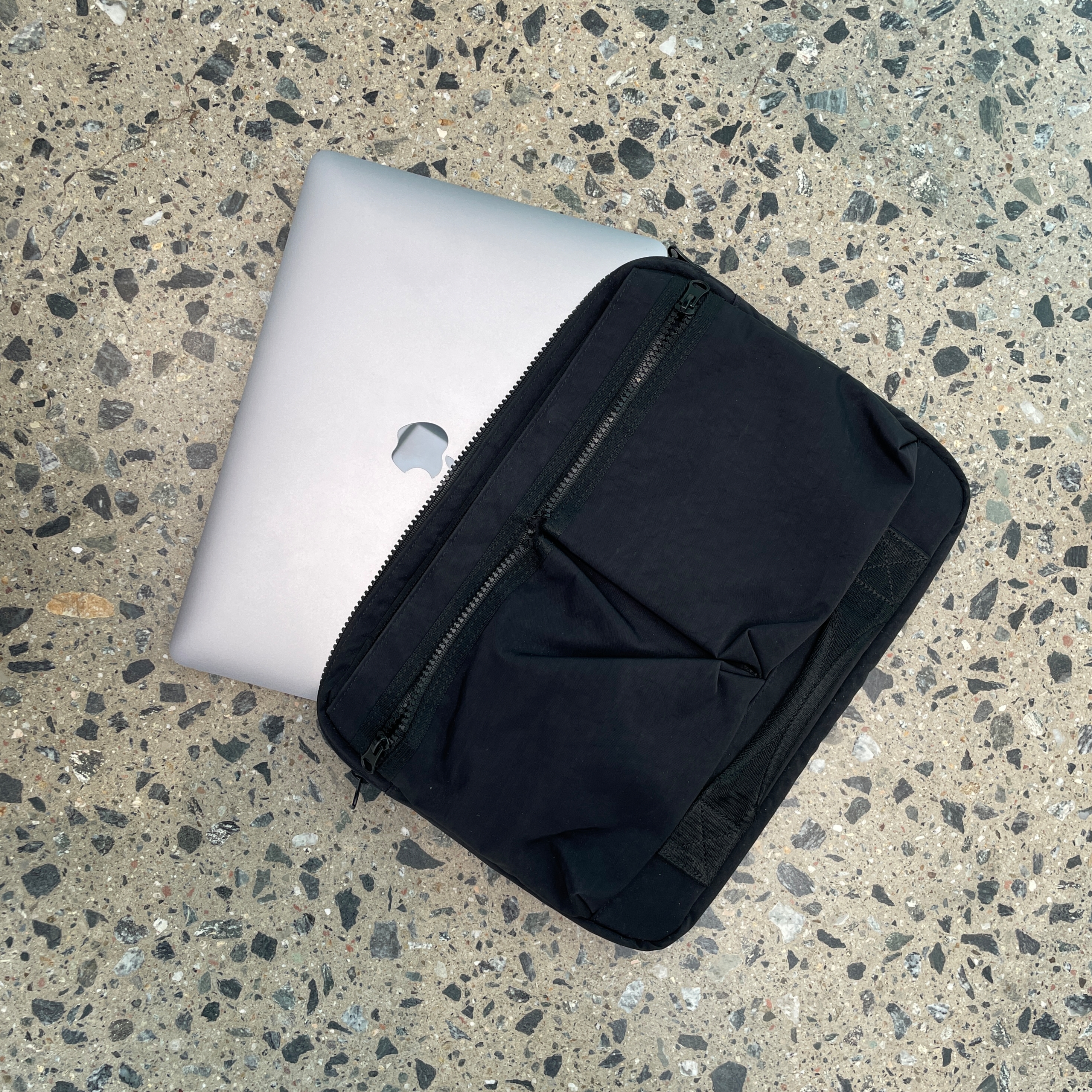 Found Pocket Laptop Case 13 Black 착용 스타일