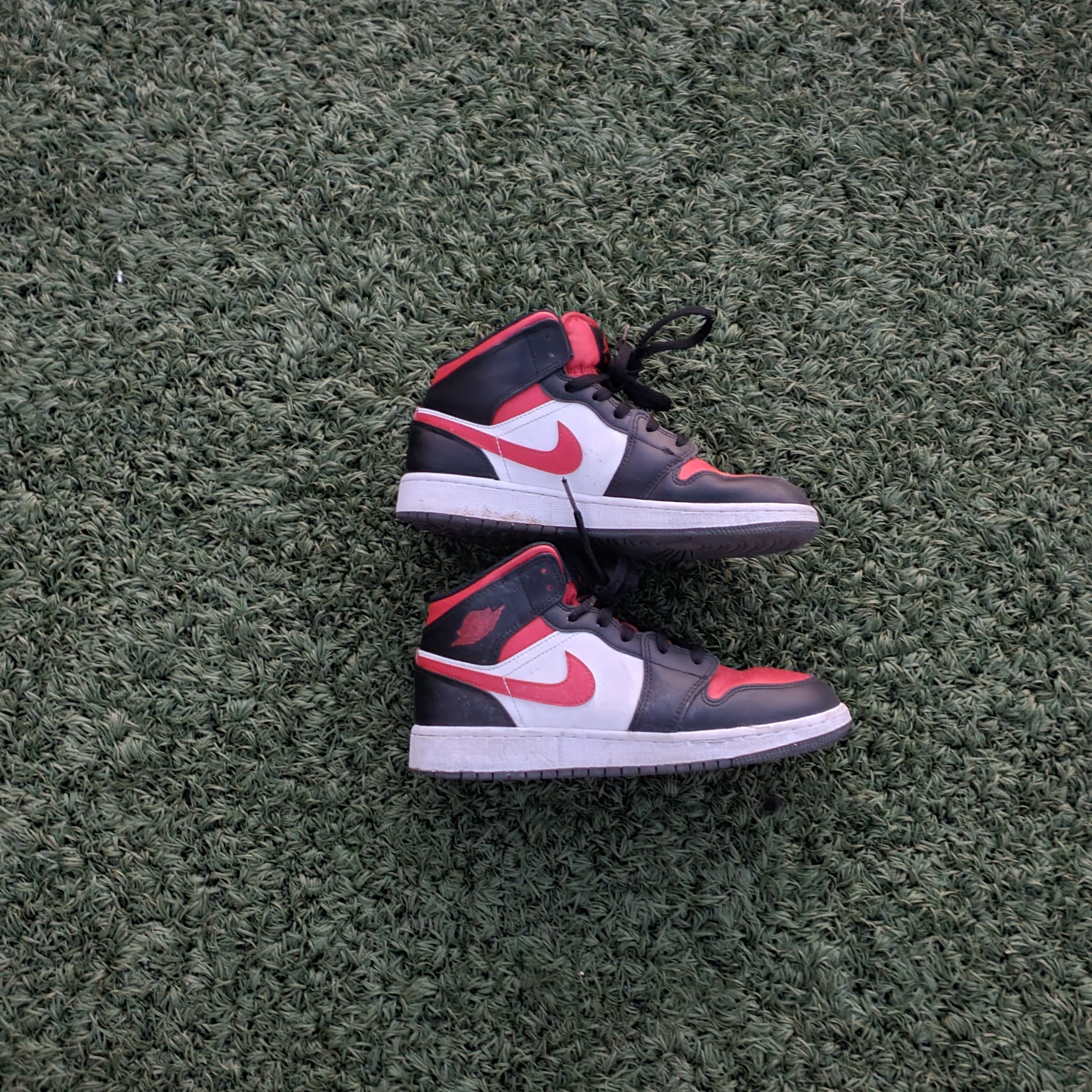 Jordan 1 Mid SE Black Dark Concord, Jordan 1 Mid Black Fire Red 착용 스타일 - 3