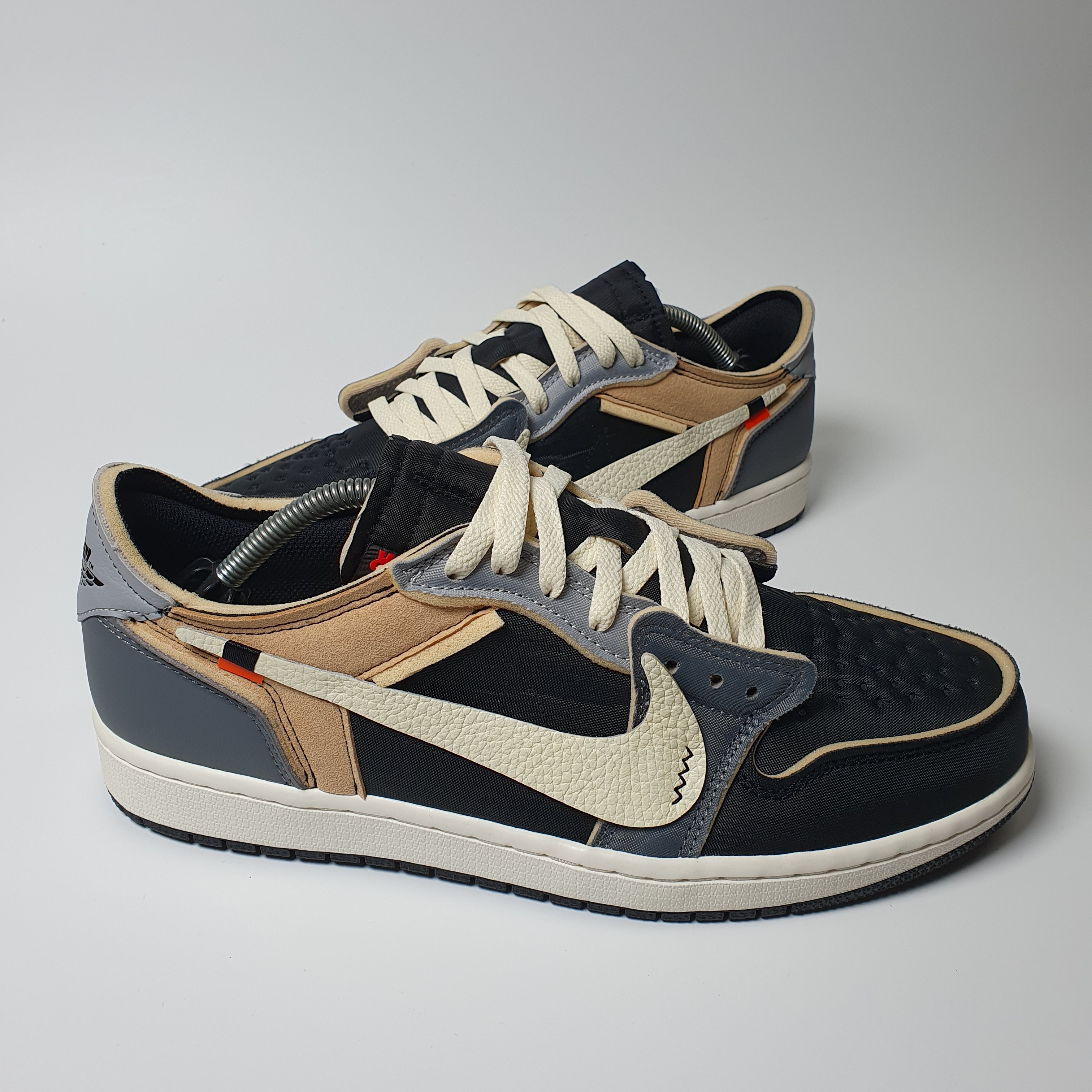 Jordan 1 Retro Low OG EX Black and Smoke Grey 착용 스타일 - 5