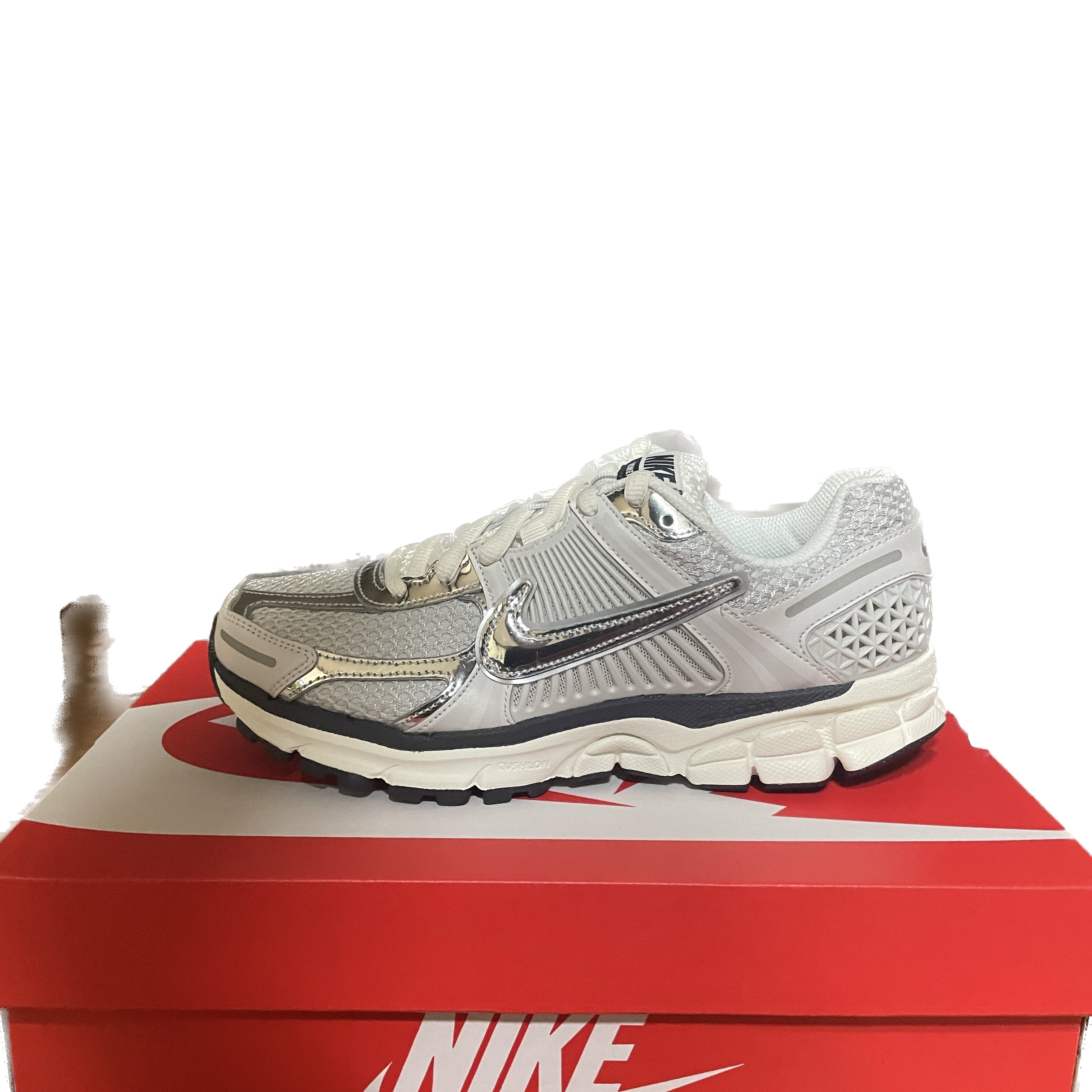 (W) Nike Zoom Vomero 5 Photon Dust and Metallic Silver 착용 스타일