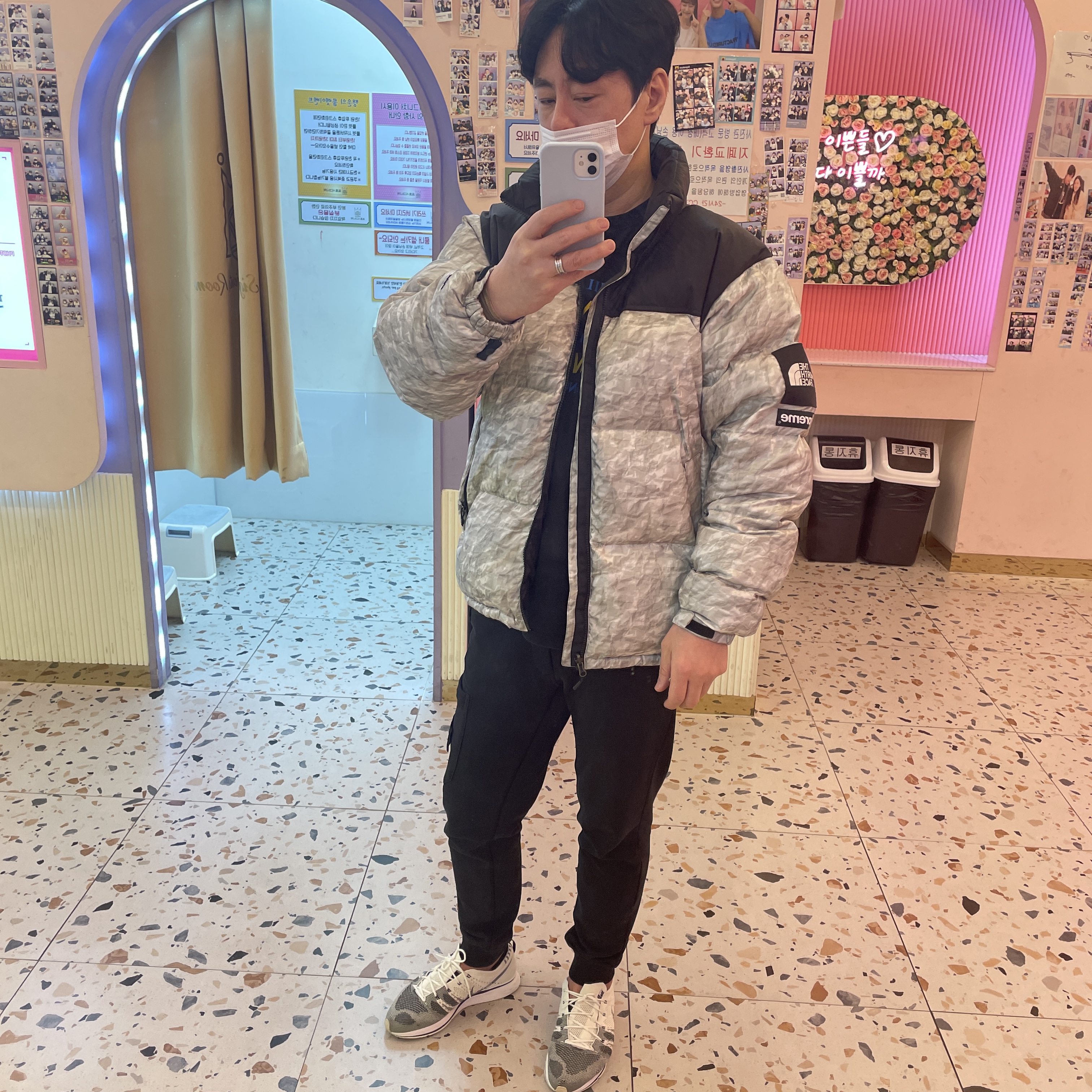 Supreme x The North Face Paper Print Nuptse Jacket - 19FW 착용 스타일